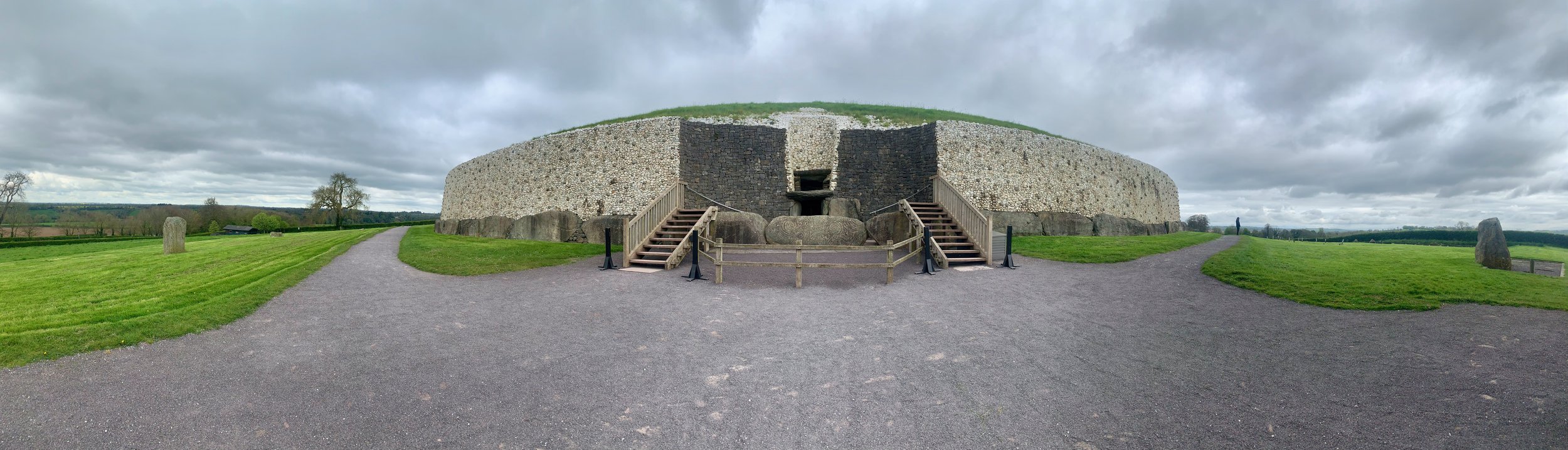 Newgrange's quartz facade and entrance