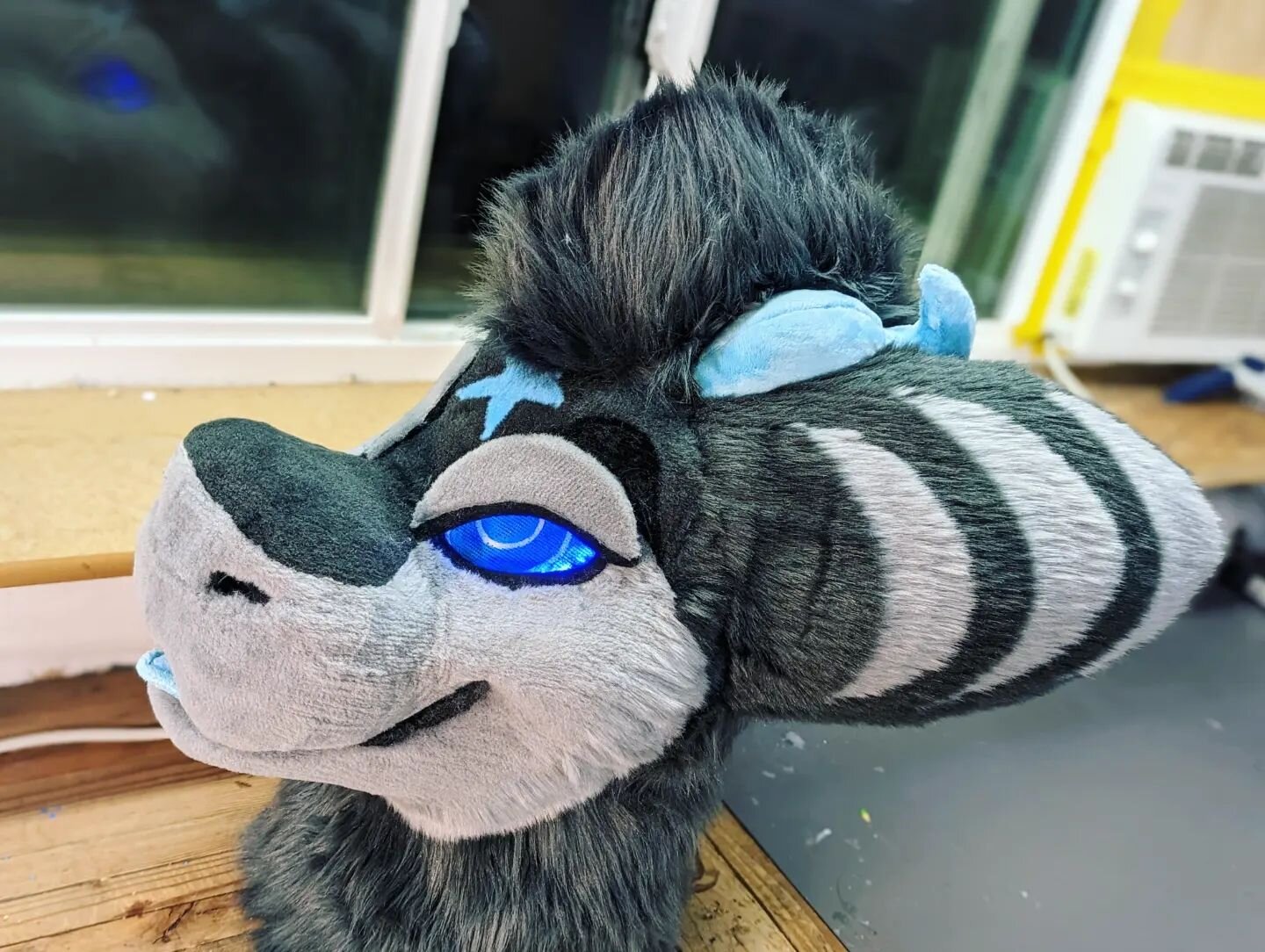 FINALLY got to work on another Wickerbeast! (And this one's got LED EYES!!!)

Such a rad character, huge thanks again to Da Vinci for commissioning me for this 💙

Headbase by @kawanii_the_manokit