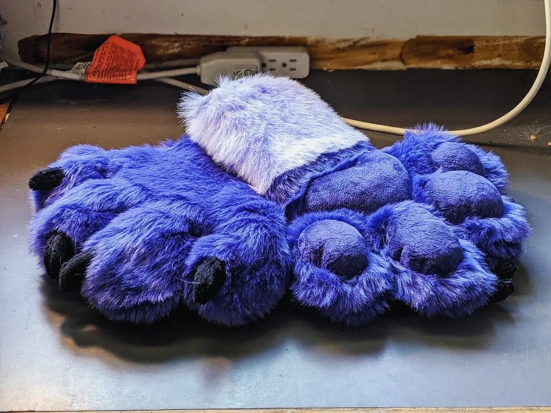 Purple 💜 PAWS 🐾

#furryfandom #furry #fursuitmaker #fursuitmaking #furryphoto #fursuitmakers #fursuitpartial #fursuit #fursuitersofinstagram #fursuitfriday #furrypics #fursuiter #fursuits