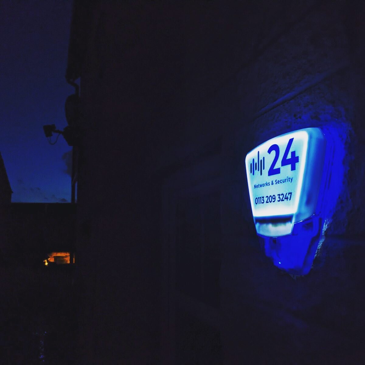 Recent photo from a client of there bell box at night 🔥🌙

A great audible &amp; visual deterrent.

#deltabell #pyronix #alarm #yorkshire
