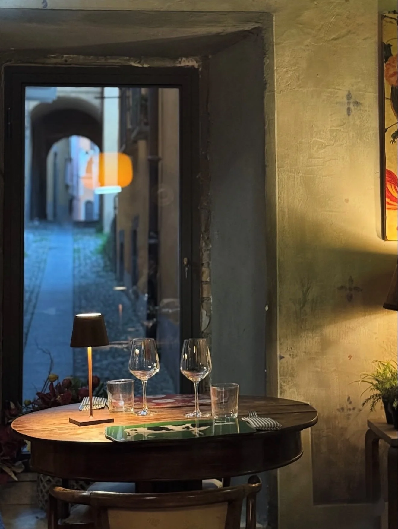 Achtung: Geheimtipp am Lago Maggiore.
Scurone in Cannobio. Speichern. 🤤

Man l&auml;uft durch die kleinen Gassen, h&ouml;rt irgendwo Musik, riecht Pasta &ndash; und denkt: Hier k&ouml;nnte es sein.
Ein unscheinbares Steinhaus, ein Schild, das man fa