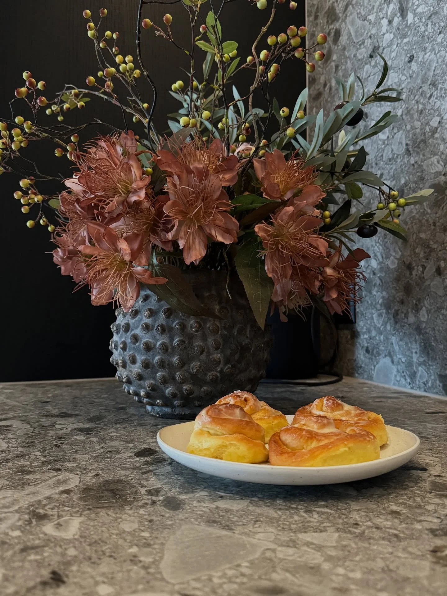 Neue Woche. Neues Kapitel. 🤗&hearts;️

Die Zeit der Zimtschnecken ist angebrochen (Rezept gibt&rsquo;s zum Abspeichern als kleine Montagsmotivation 😉🥰) &ndash; und bei mir: die Zeit eines beruflichen Neuanfangs, der sich zugleich wie ein Eintauche