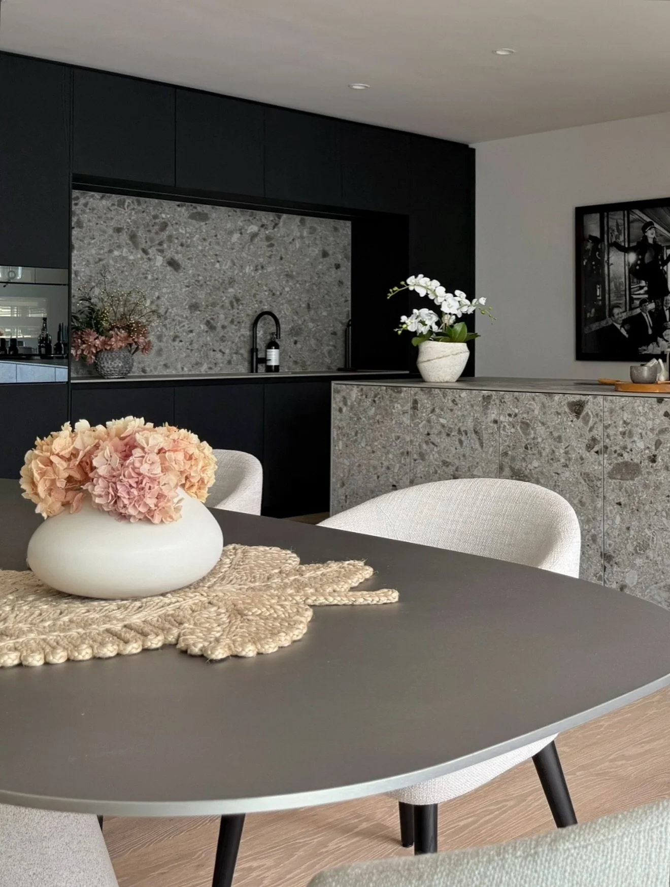 Weekend-Vibes. ✨

Ein Wochenende voller kleiner Lieblingsmomente:
Beerenkuchen aus dem Ofen, Raclette bei lieben Menschen, Miss Moon auf dem Schoss, ein Entspannungsbad.

Der s&uuml;sse Santa-Claus-Briefkasten ist angekommen &ndash; und nat&uuml;rlic