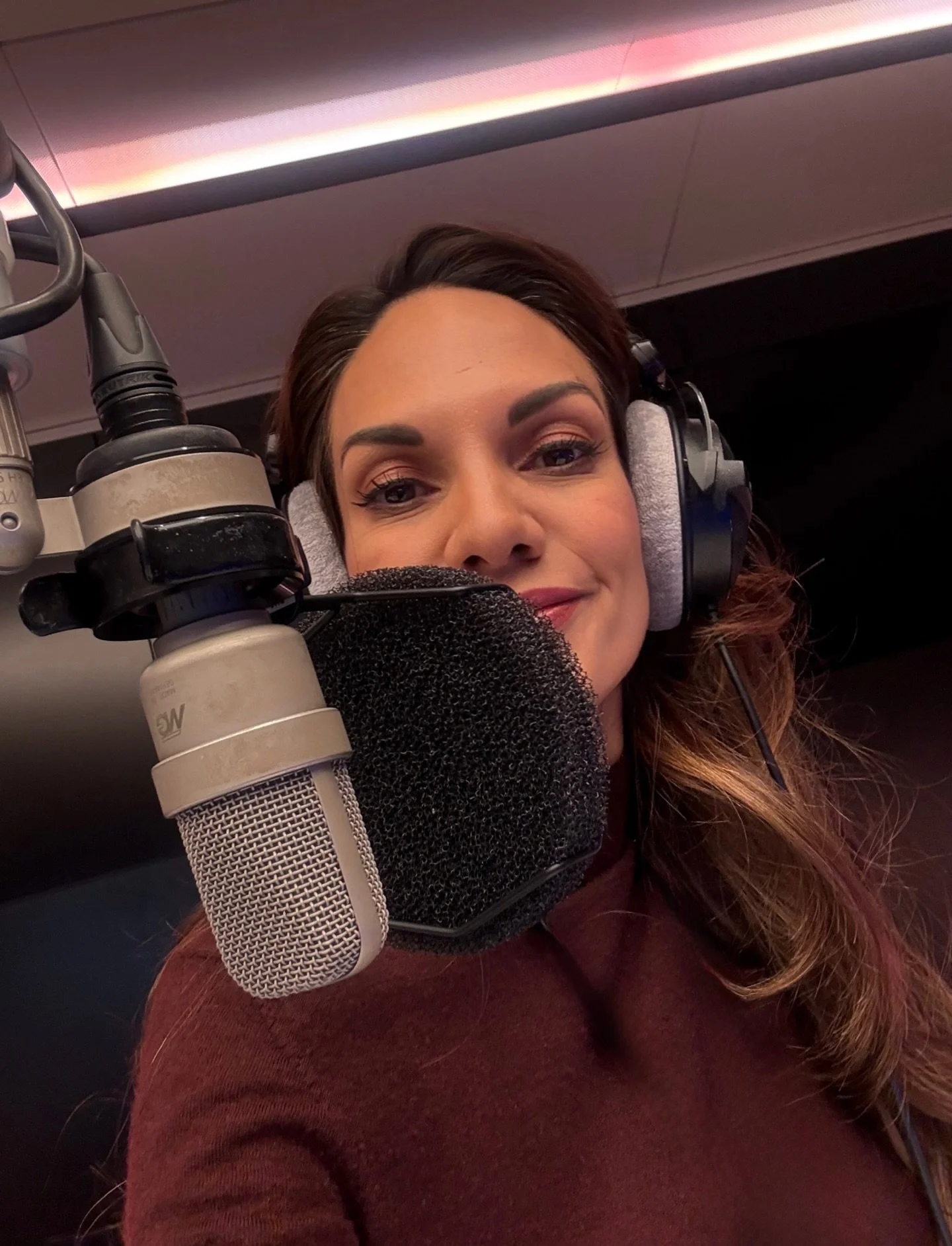 Dezember ist oft eine Achterbahn.
Jahresabschl&uuml;sse. Erwartungen. Termine. Emotionen.
Zwischen Lichtern und Listen verlieren wir uns manchmal selbst.

Ich merke jedes Jahr aufs Neue:
Ruhe entsteht nicht von allein.
Man muss sie sich erlauben.
Gre