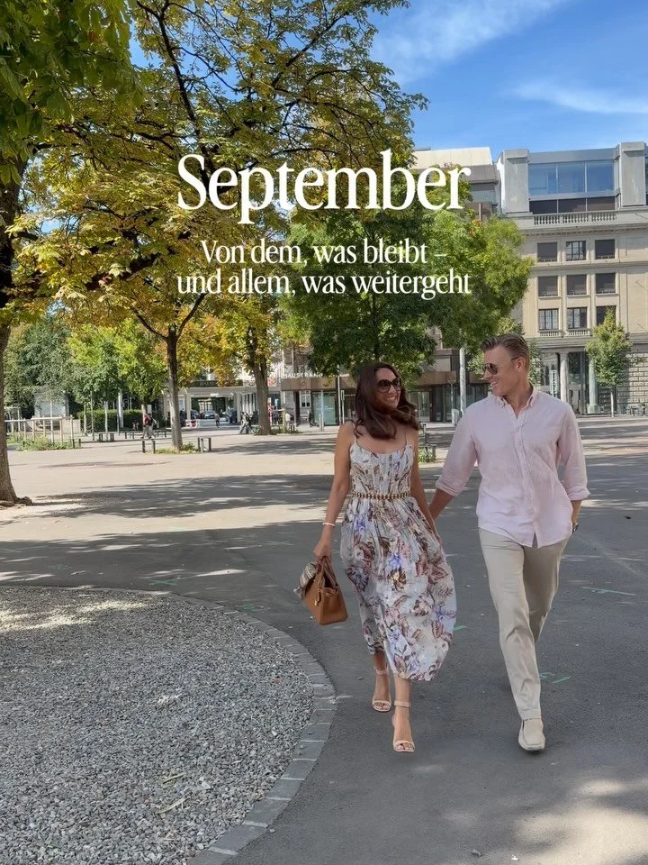 Lieber September,

du hast mich daran erinnert,
dass das Leben manchmal
mehrere Kapitel
gleichzeitig aufschl&auml;gt.

Ein Kind ist im Lager.
Unsere &Auml;lteste zieht in
ein neues Zuhause.
Und mein Sohn bringt mich
nach zehn Jahren 
zur&uuml;ck auf 