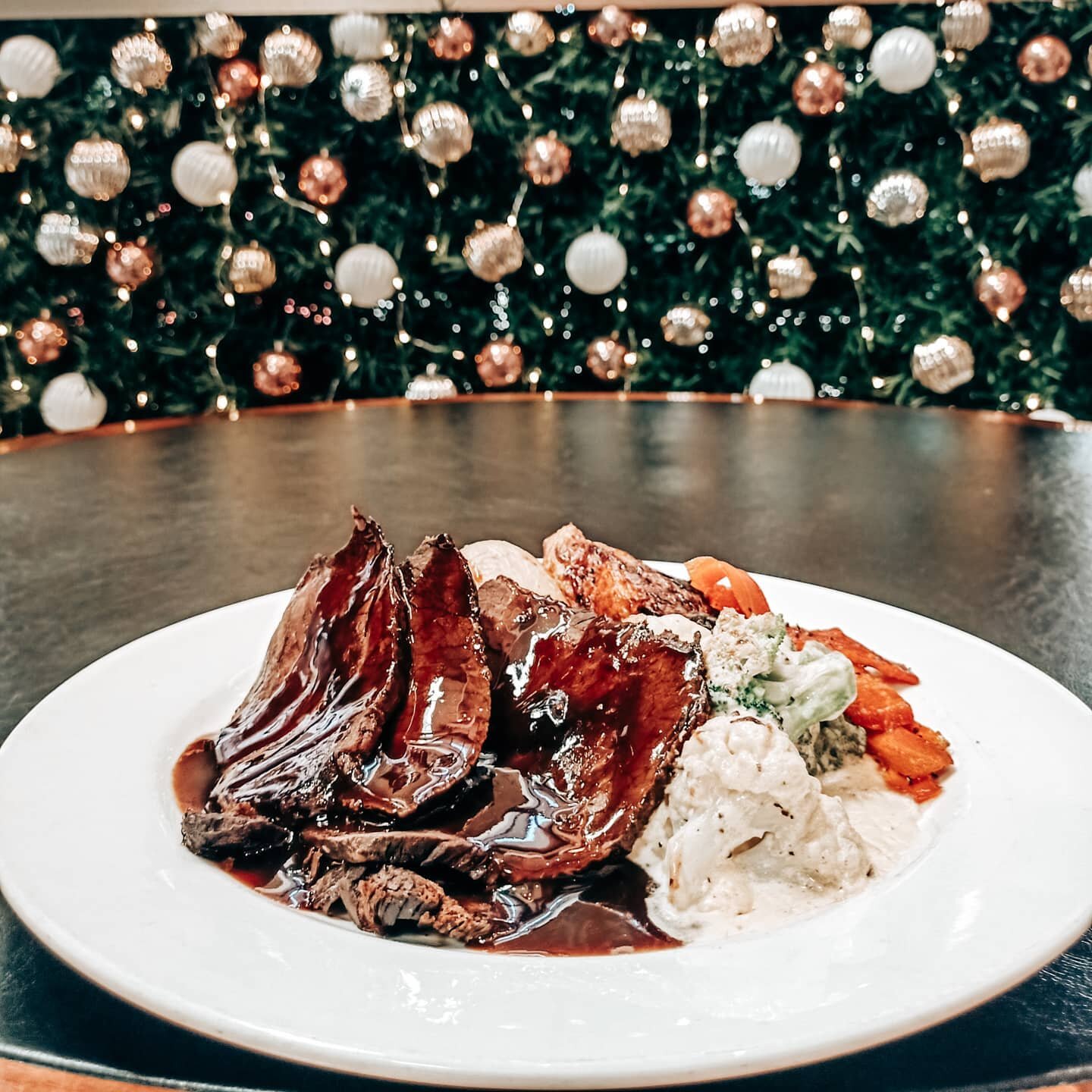 Indulge yourself tonight with a succulent roast beef from our 2-4-1 specials 🎀
#mondaynightroast #foodstagram 
#startingtofeellikechristmas 
#241meals