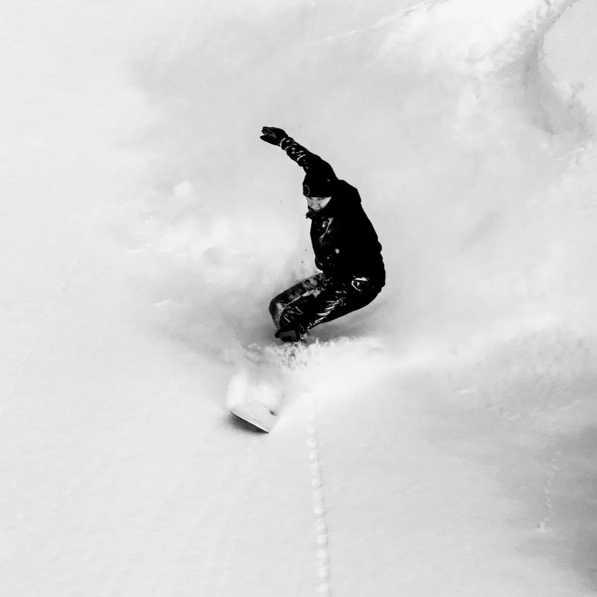 No need for bindings. 
@petriteppo shredding
@simovilhunen shooting
.
.
.
#nadasurfpowderboards #powsurf #powderboarding #yukiita #lumisurffi #putskulauta #puuterilauta #lumisurffaus #snowsurf #snowsurfing #handmadeinfinland #finland #lapland #varust