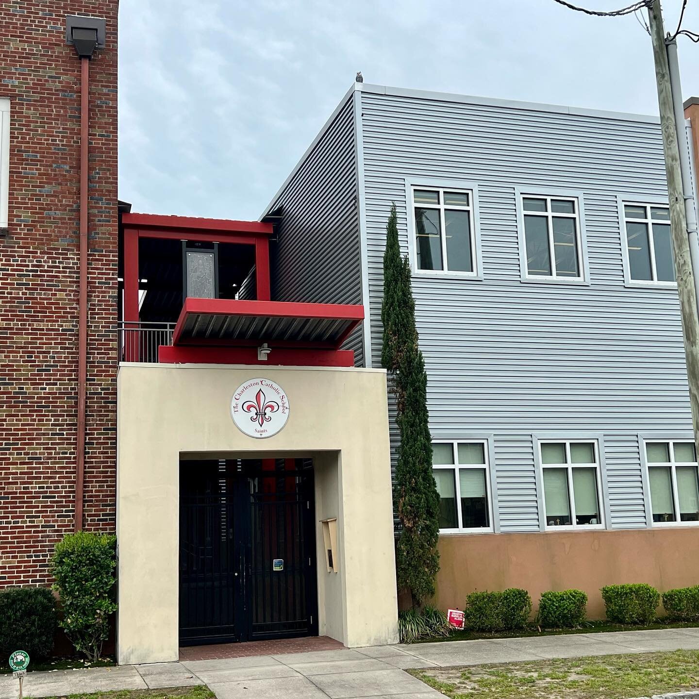 If you are looking for a tight knit Catholic education in downtown Charleston for your 4K-8th grader look no further! @charlestoncatholicschool was established in 1991 and serves families from 21 zip codes in the Lowcountry. Rich in the creative arts