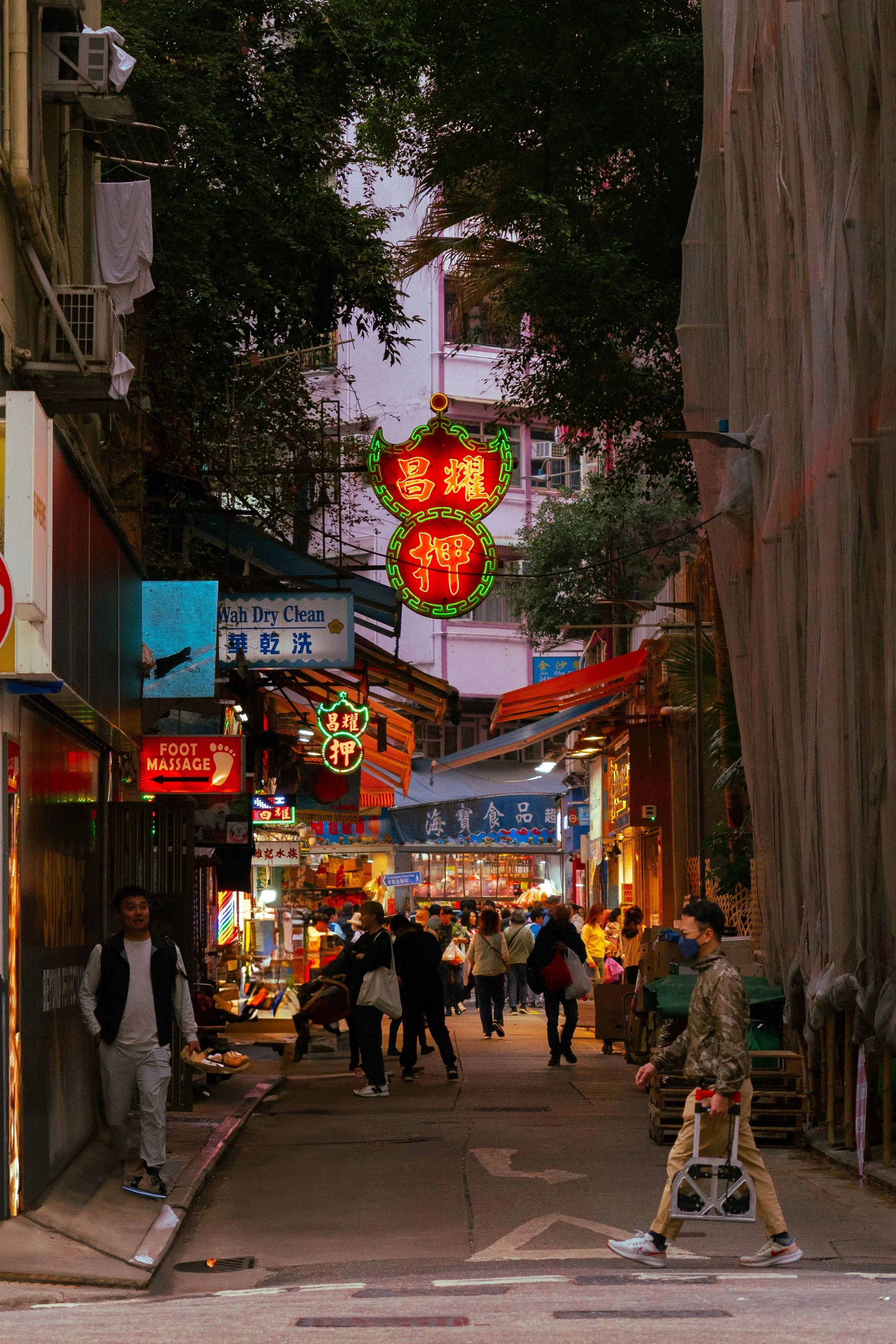  The Architecture of Daily Life  How Hong Kong eats, lives, and moves (衣食住行) shaped the city? 