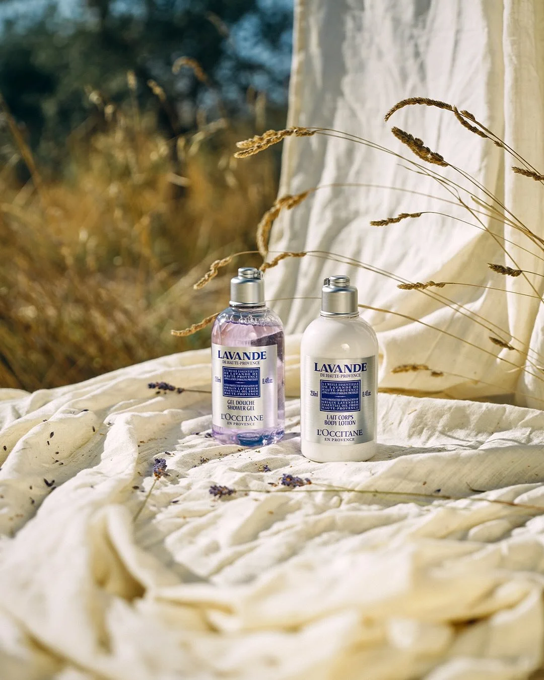 🌿 Provence. Lumi&egrave;re. Lavande.
Direction artistique pour cette s&eacute;rie r&eacute;alis&eacute;e au c&oelig;ur des champs, l&agrave; o&ugrave; la lavande pousse librement sous le soleil du Sud.
Une immersion naturelle, pens&eacute;e pour inc