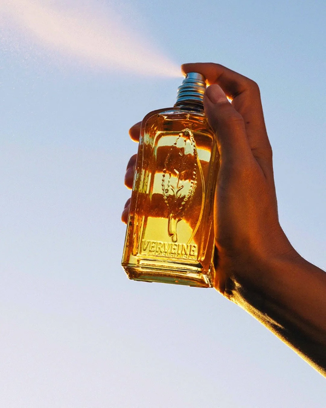 ✨Pschiiitt
 Un pschiiit dans la lumi&egrave;re.
Le parfum se diffuse, le soleil l&rsquo;embrasse.

#InstantParfum #Lumi&egrave;reD&eacute;t&eacute; #PschiiitParfum&eacute; #DirectionArtistique #PhotographieSensorielle #&Eacute;clatDeLumi&egrave;re #U