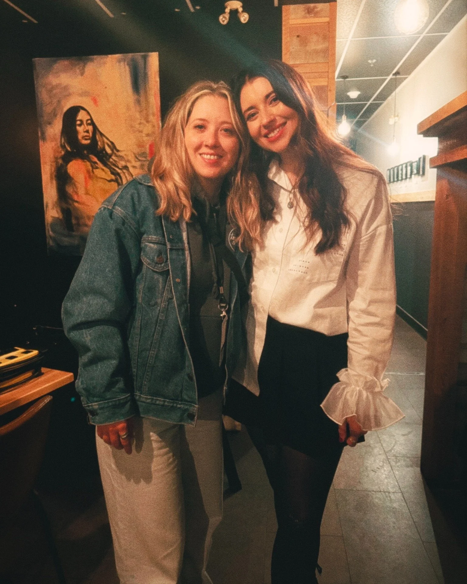 Deux filles fi&egrave;res 💜 @vanessaborduas, c'est non seulement mon agente de spectacles, la pr&eacute;sidente de @productionsfleche, mais c'est aussi une amie pr&eacute;cieuse et une artiste-entrepreneure que j'admire &eacute;norm&eacute;ment.

En