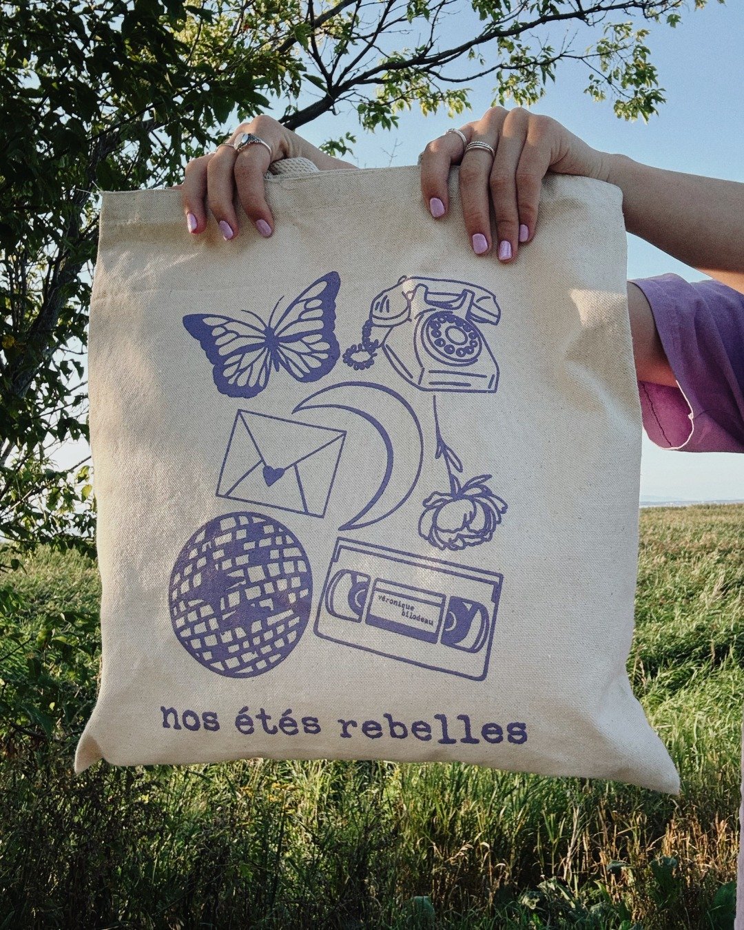 La plus belle merch ou quoi? 💜

Envie de trimballer tes achats un peu hipster (genre une bouteille de vin orange avec un saucisson et un fromage un peu fancy) dans un sac trop cool?

Besoin d'une touche de mauve dans ta garde-robe pour oublier que n