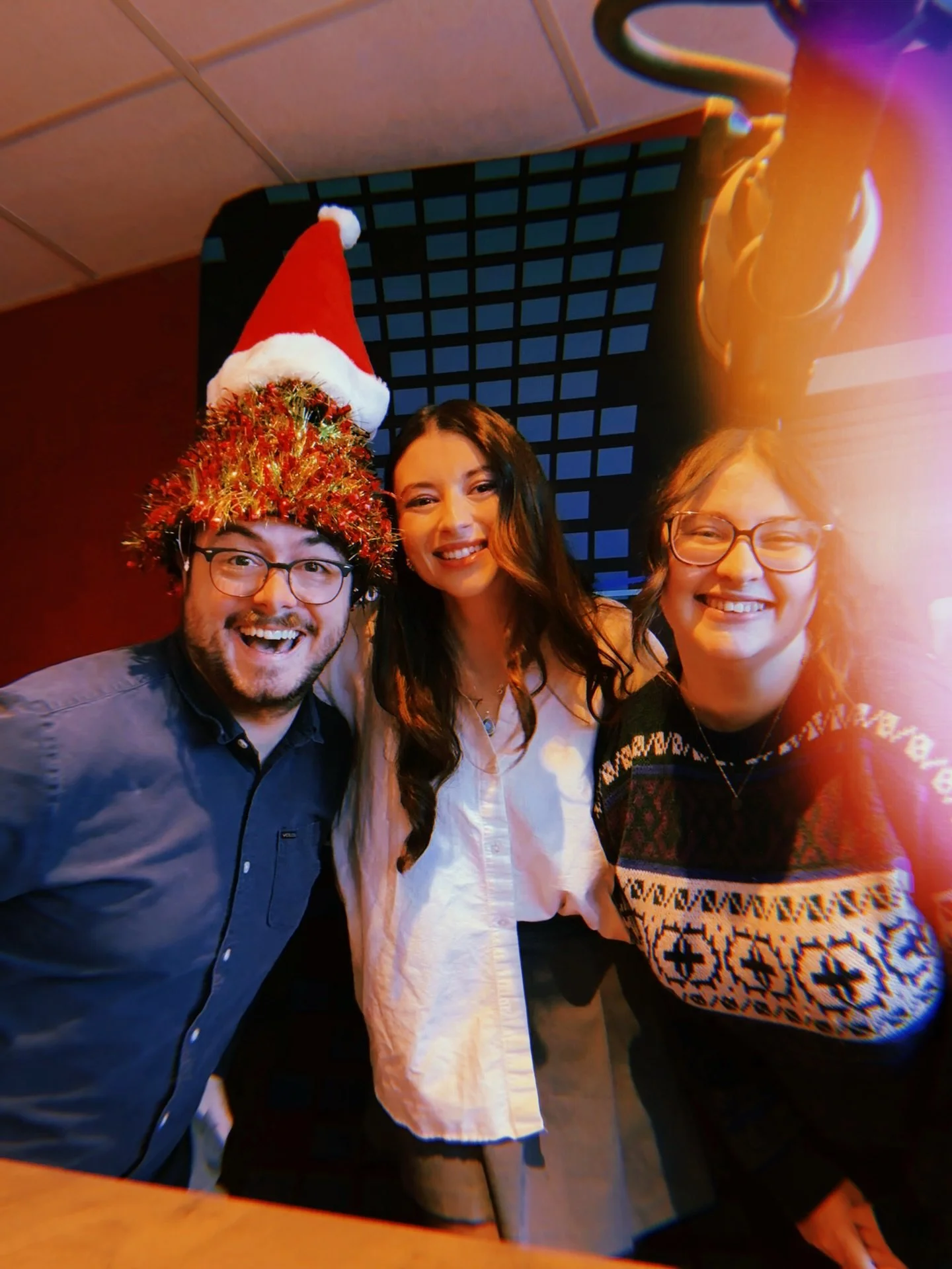 Ce matin, cette girliepop aux p&rsquo;tits yeux est pass&eacute;e dans les studios du @102.9_viva pour jaser avec @danaath et @radiojey - et chanter sa toute nouvelle chanson de No&euml;l! Merci tellement de m&rsquo;avoir re&ccedil;ue, c&rsquo;&eacut