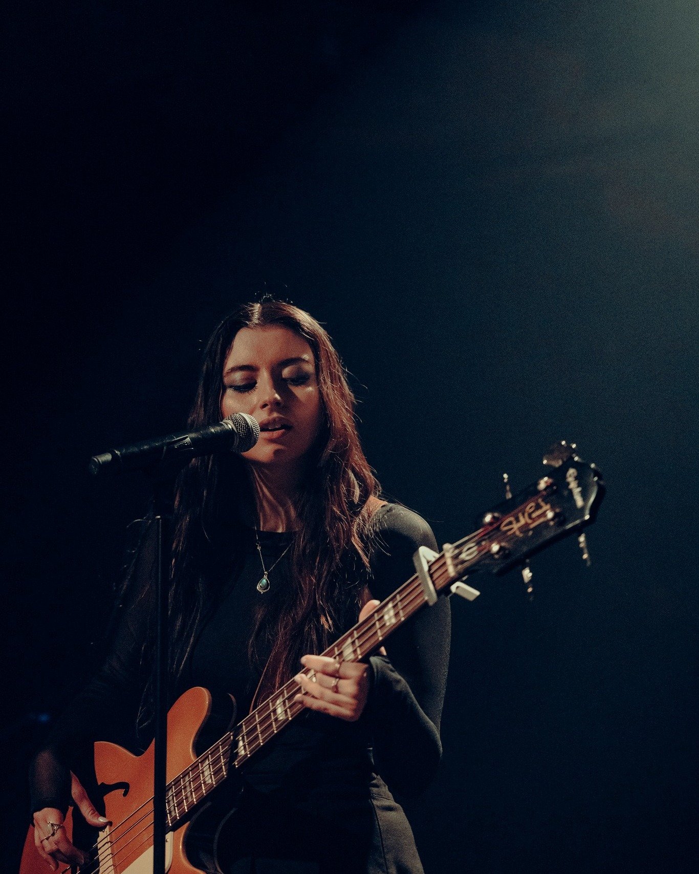 Cette tannante n'est pas bassiste, mais elle s'est donn&eacute; le d&eacute;fi de jouer de la basse dans son nouveau show "Nos &eacute;t&eacute;s rebelles". 🥸

Elle a aussi d&eacute;cid&eacute; qu'elle mettait un capo sur sa basse. Pis qu'