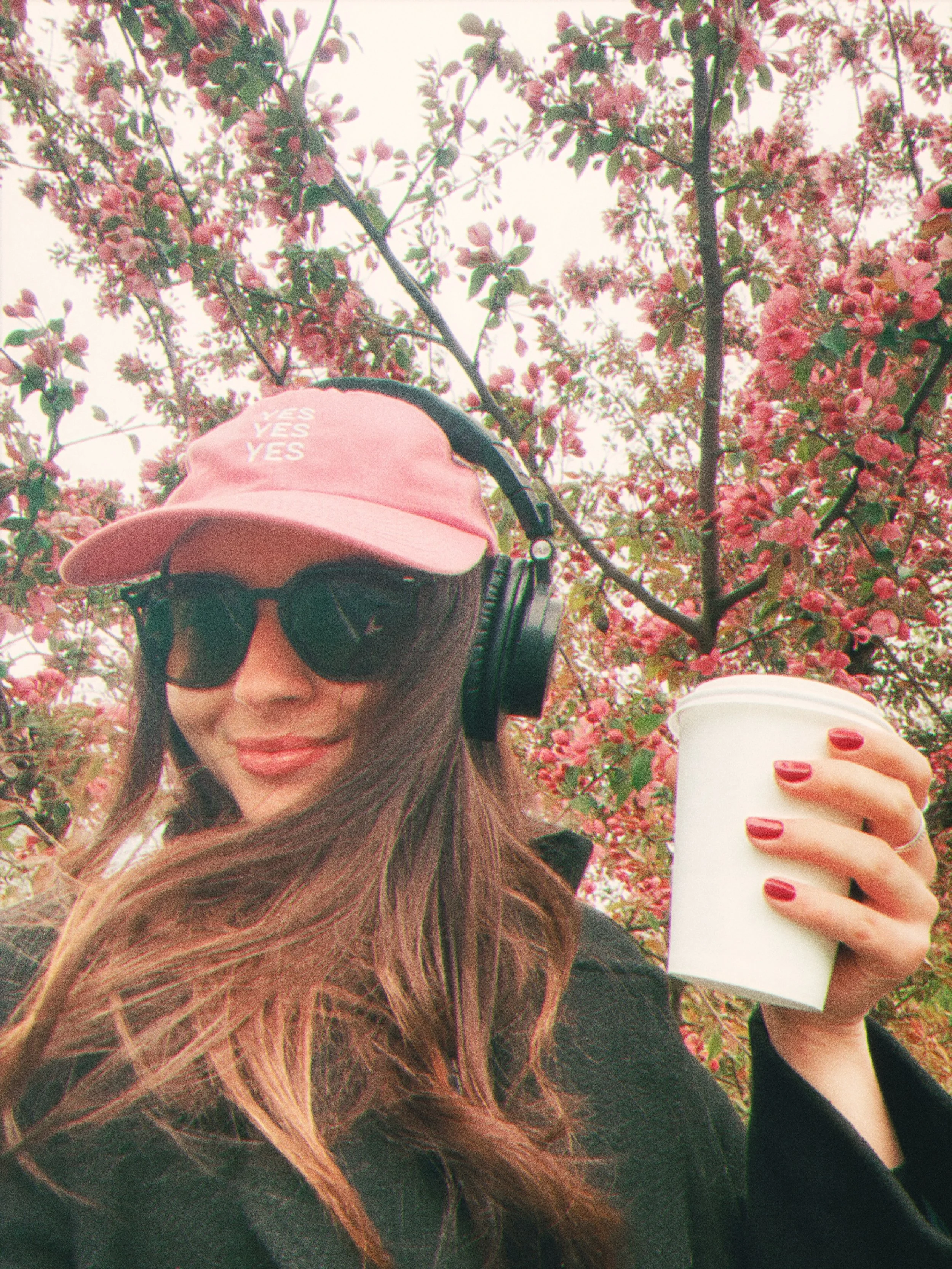 Ma personnalit&eacute; en une image 🌸🦋☕️🧢🎧🫡

(feat. ma casquette pref de @lespatronnes.podcast - une cr&eacute;ation de l&rsquo;incroyable @laurieannedeschenes 🩷)