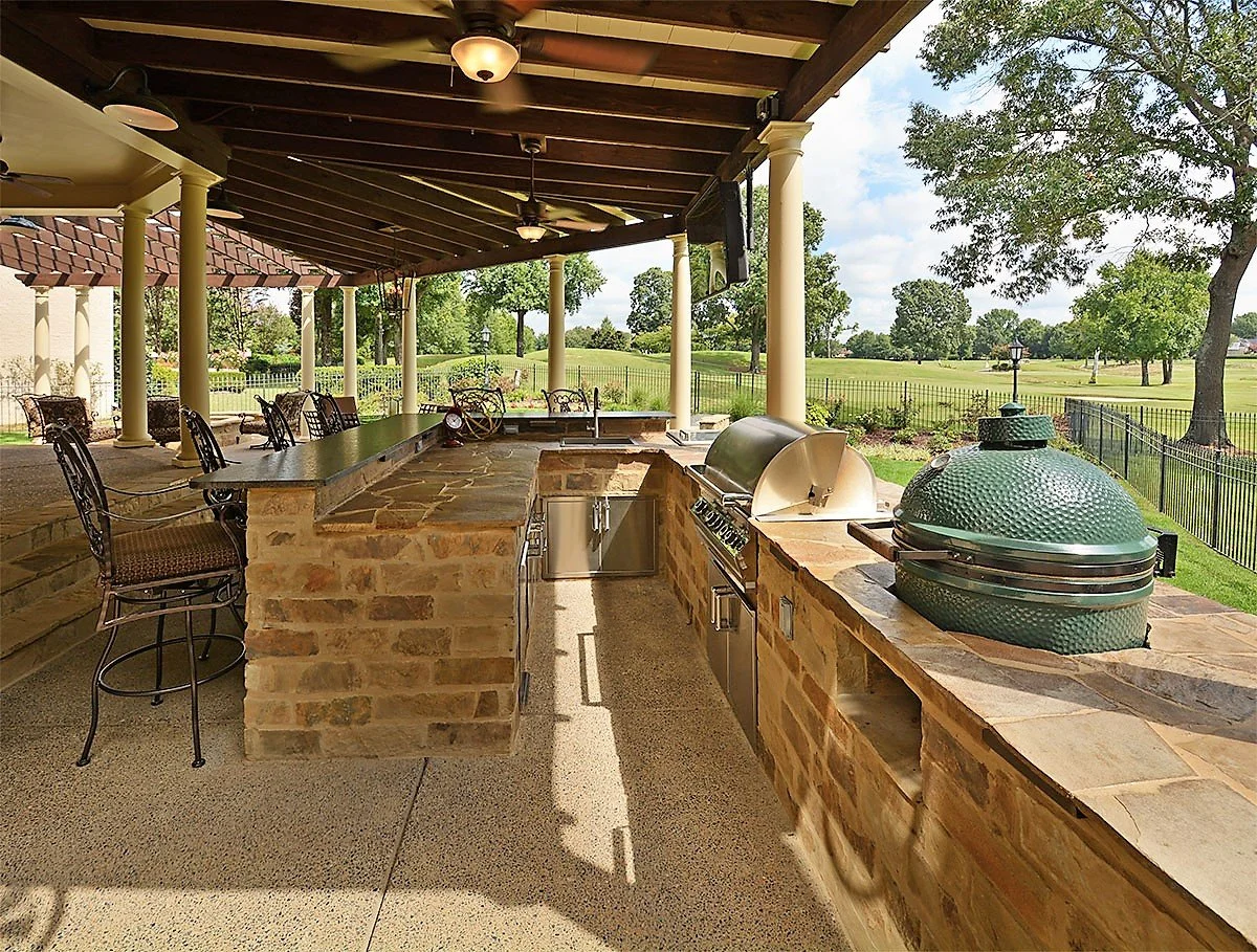 Outdoor Kitchens & Grills