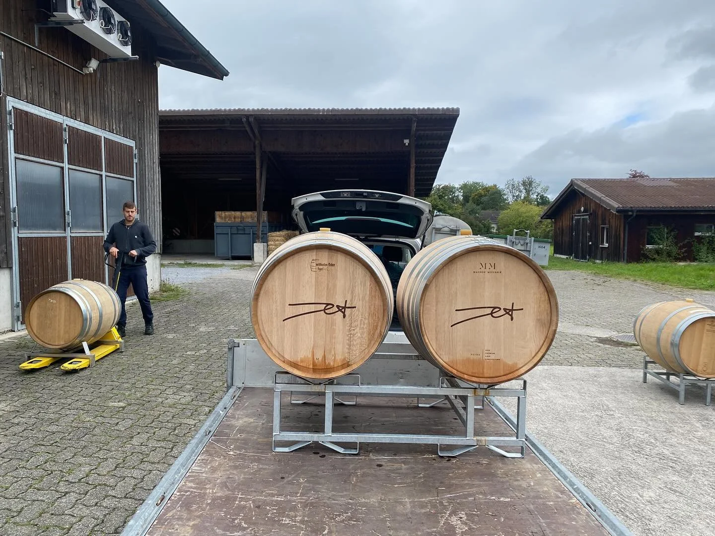 Das Barrique &ndash; mehr als ein Fass
In unseren Barriques reifen die Weine langsam heran, gewinnen an Tiefe, Struktur und Komplexit&auml;t.
Jedes Fass erz&auml;hlt seine eigene Geschichte &ndash; aus Holz, Zeit und Handwerk.