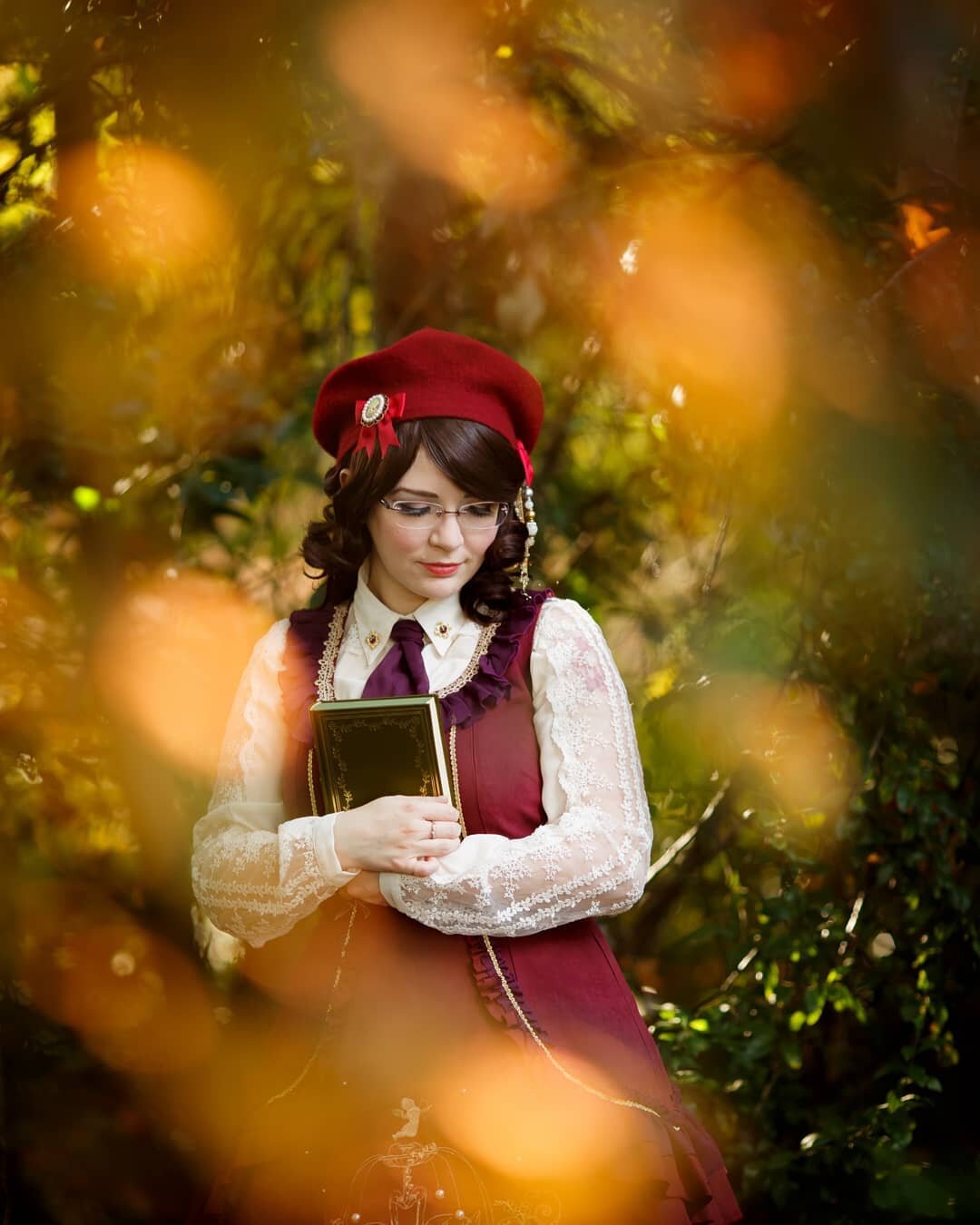 Roughly four months ago we had beautiful and sunny weekend just like this last one and @dangomango_nya and I used the chance for a small Lolita shooting in two different parks. We were lucky enough to catch a wall full of vine in all out red and yell