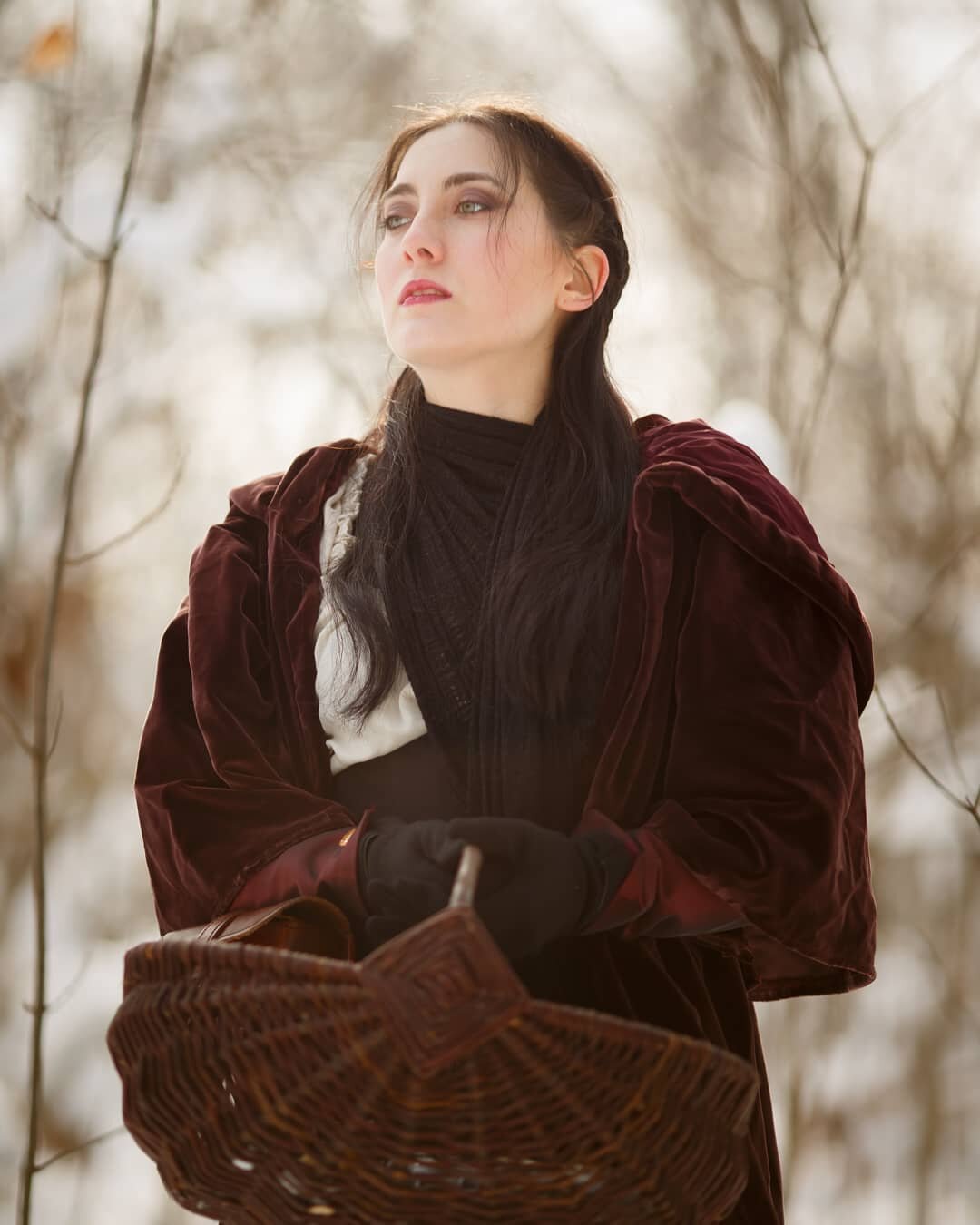 If you were ever wondering what it would look like if you cross red ridding hood and snow white and threw in a bit of Katniss Everdeen you should have a look at this little project of @made.by.vee and I. When the heavy snowfall in our area started it