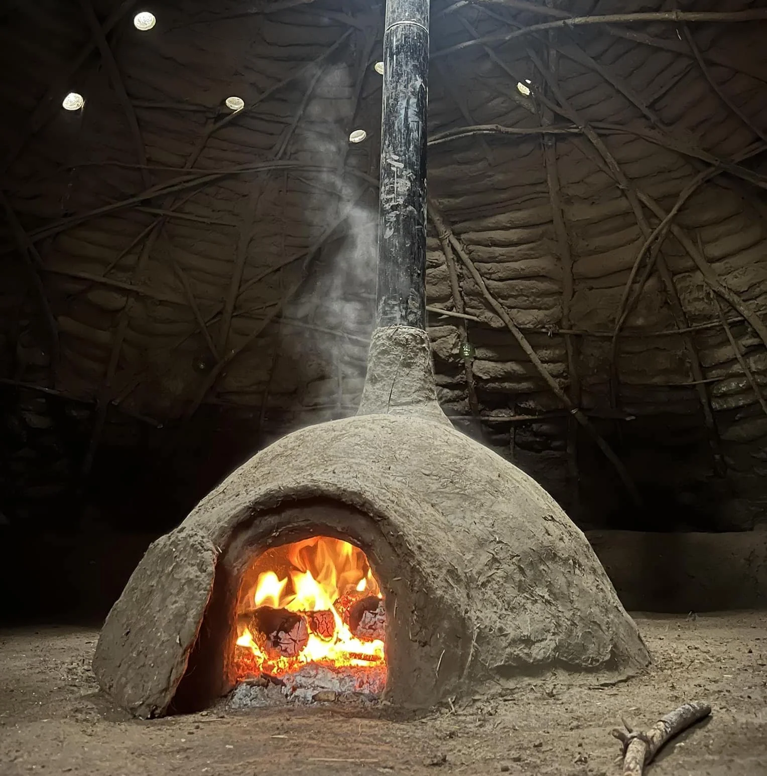 Feu cérémonie hutte de sudation Moulin Cardon Soleslune Solesmes