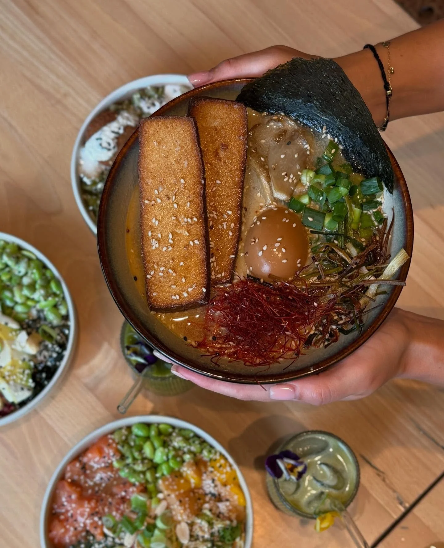 Nie ma złej pogody! Jest tylko źle dobrane nastawienie i może ubranie 😉☔️

U nas możecie wybrać michę względem pogody - orzeźwiający poke bowl 🥗 lub rozgrzewający ramen 🍜 

Do tego nasz ogr&oacute;dek przyjmie pod swoim parasolem kilka os&oacute;b