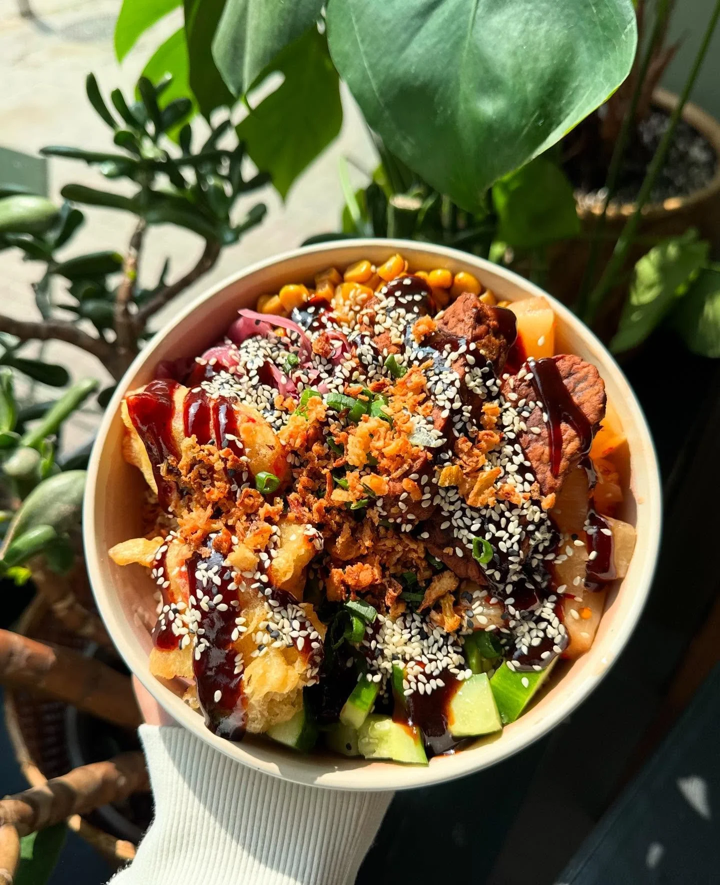 HAWAIIAN BBQ 🥗 
sos bbq / ananas z chilli / papryka w tempurze / kukurydza / piklowana czerwona cebula / og&oacute;rek / sezam / dymka / cebulka prażona 

poleca się na piątkowy obiad lub kolację! 
Wpadajcie do nas na Lea 17B ☺️ na czillowy wiecz&oa