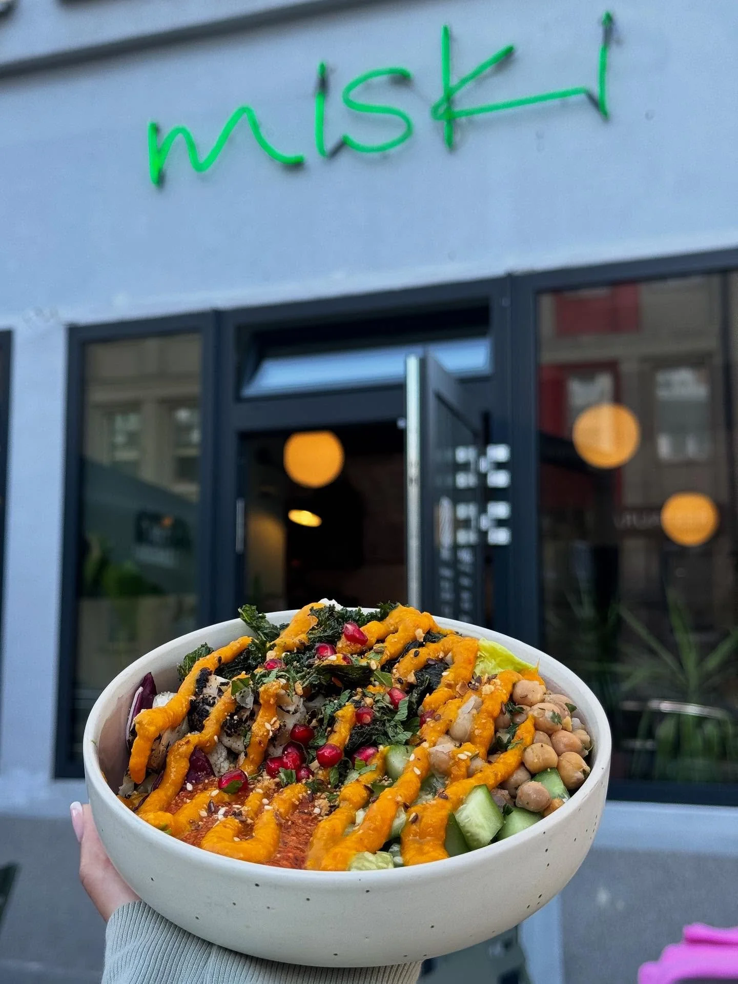 Nam jesień nie straszna ✨ bo mamy nową super szmaczną miskę sezonową 🥰

MISKA JESIENNA

Kalafior pieczony
Ciecierzyca 
Muhammara 
Chipsy z jarmużu 
Sos curry dyniowe z harrisą
Granat 
Posypka Dukkah 

Kto już pr&oacute;bował? 👀