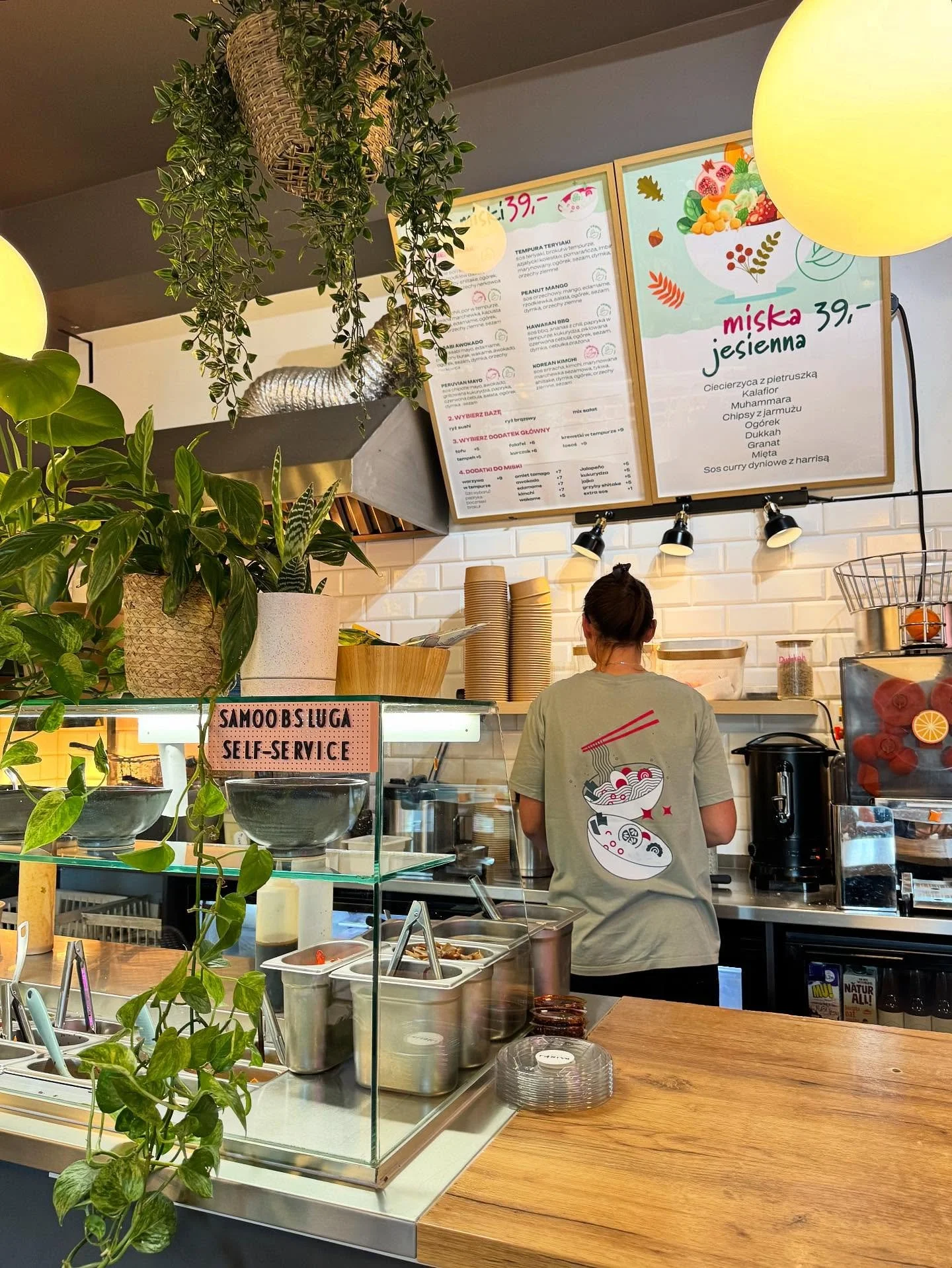 Pora jesienna czyli powoli zaczynamy czas ramen&oacute;w 🍜 ale świetnie sprawdzi się też miska jesienna 🍂

Czekamy na Was codziennie od 11:00-20:00 na miejscu, przy ulicy Lea 17 B 📌

A także zachęcamy do zam&oacute;wień online z dostawą do domu ☺️