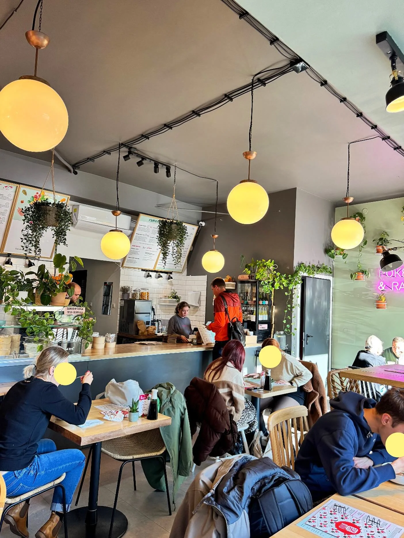 Full house = full heart💖 
Uwielbiamy ten widok, zwłaszcza w porze lunchowej. Choć na miejscu nie mamy szczeg&oacute;lnie dużo miejsca, to uwielbiamy jak MISKI są wypełnione po brzegi 😉 Dosłownie i w przenośni 👀🍜

A Ty? Jak wolisz?
U nas, czy z do