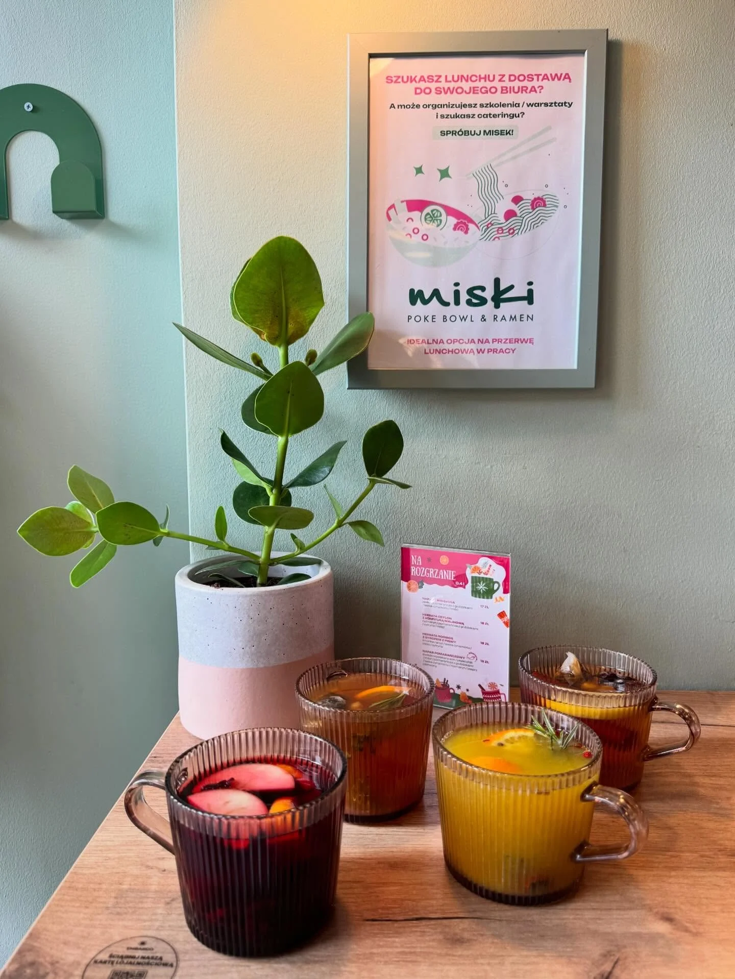 Nasze miski znacie, pytanie czy pr&oacute;bowaliście naszych rozgrzewających kubeczk&oacute;w? 🍵👀

Na sezon jesienno-zimowy przygotowaliśmy cztery super propozycje na gorąco; napary i herbatki zimowe ✨

Oto one:
1️⃣ HERBATA CEYLON Z KONFITURĄ MALIN