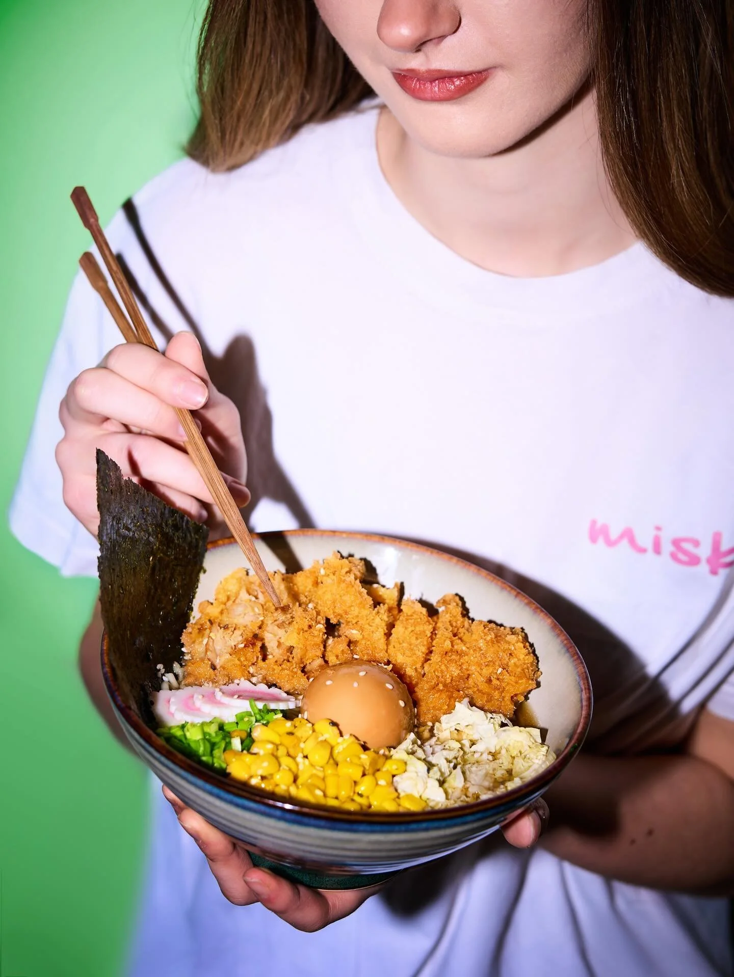 Wolisz letnie MISKI - poke bowle, czy te na gorąco - rameny? 🍜 U nas nie musisz wybierać 😎

Ale gdy mr&oacute;z wchodzi w grę ❄️ i pogoda za oknem nie rozpieszcza - zrobimy to my i nasze rameny!

Kto się skusi na nasz Chicken Shoyu? 🍜 
W składzie: