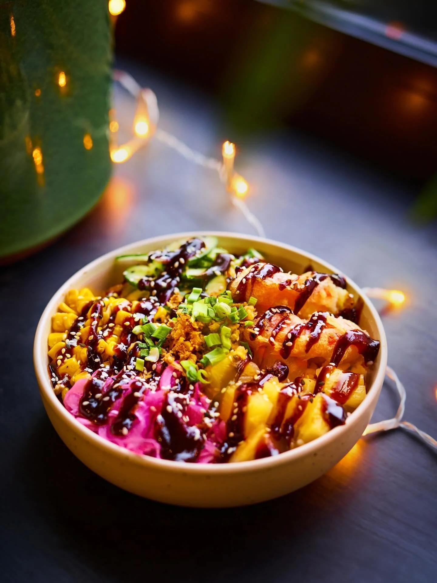 HAWAIIAN BBQ - poleca się jako Twoje poke na dziś! 💖👋🏻

A w nim:
Sos BBQ / ananas z chilli / papryka w tempurze / kukurydza / piklowana czerwona cebula / og&oacute;rek / sezam / dymka / cebulka prażona 

Ta miska, jak każda, w wersji podstawowej j