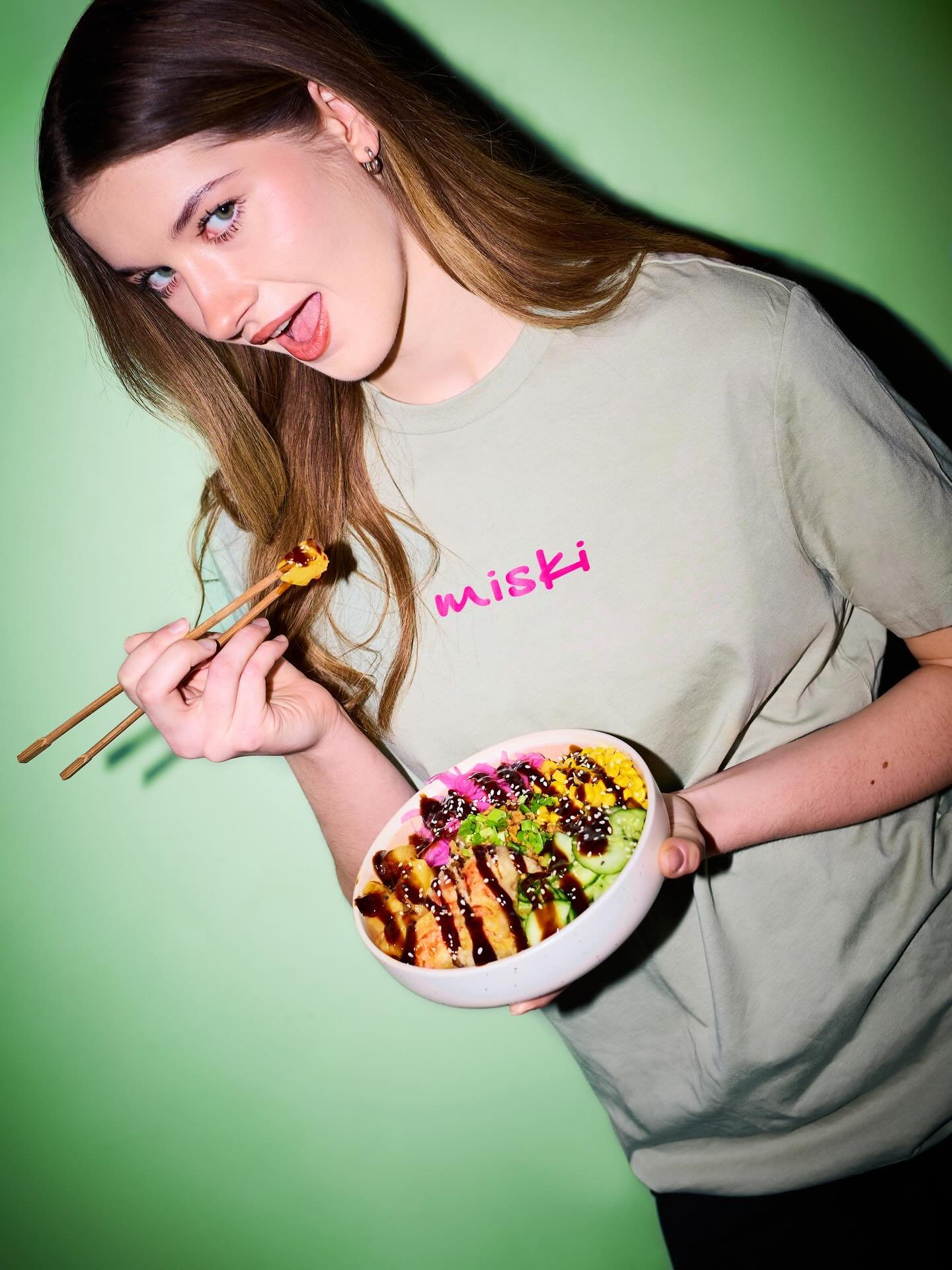 Już niedługo święto kobiet ☺️ A tak się składa, że w Miskach i SushiTu to właśnie KOBIETY stanowią prawie całość zespołu! (Jest jeden rodzynek🍇) 
Tymbardziej chciałybyśmy celebrować nasze święto z Wami!

Wymyśliłyśmy dla Was szybki konkurs, a w nim 