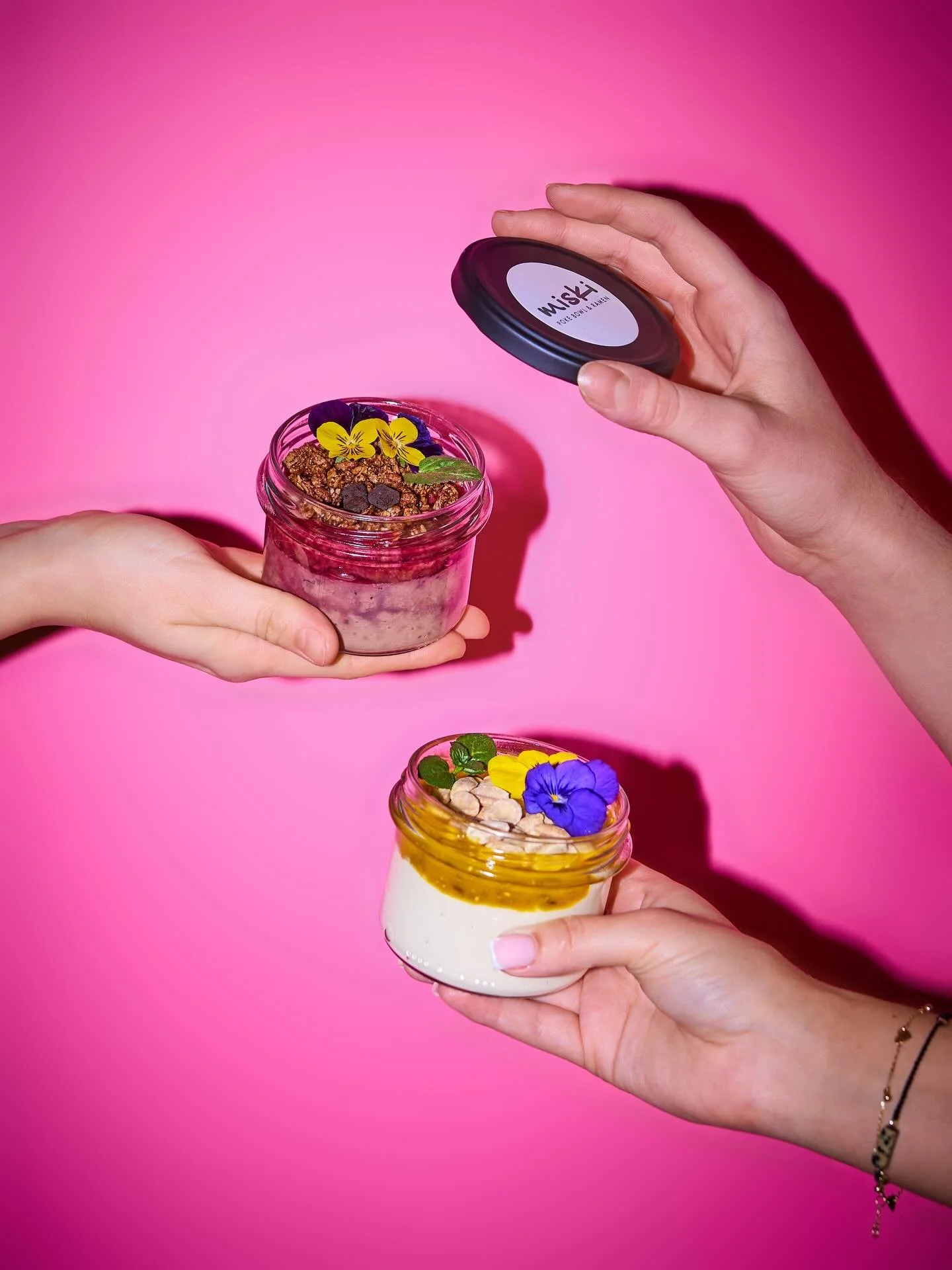 Pogoda nie rozpieszcza, więc bierzemy sprawy w swoje ręce i wysyłamy na pokuszenie nasze deserki 😎

Bo pamiętacie, że robimy swoje, wegańskie desery w słoiczkach? 👀🥰

W dw&oacute;ch wersjach;

- Pudding czekoladowy z tapioki z musem malinowym 🍫
-