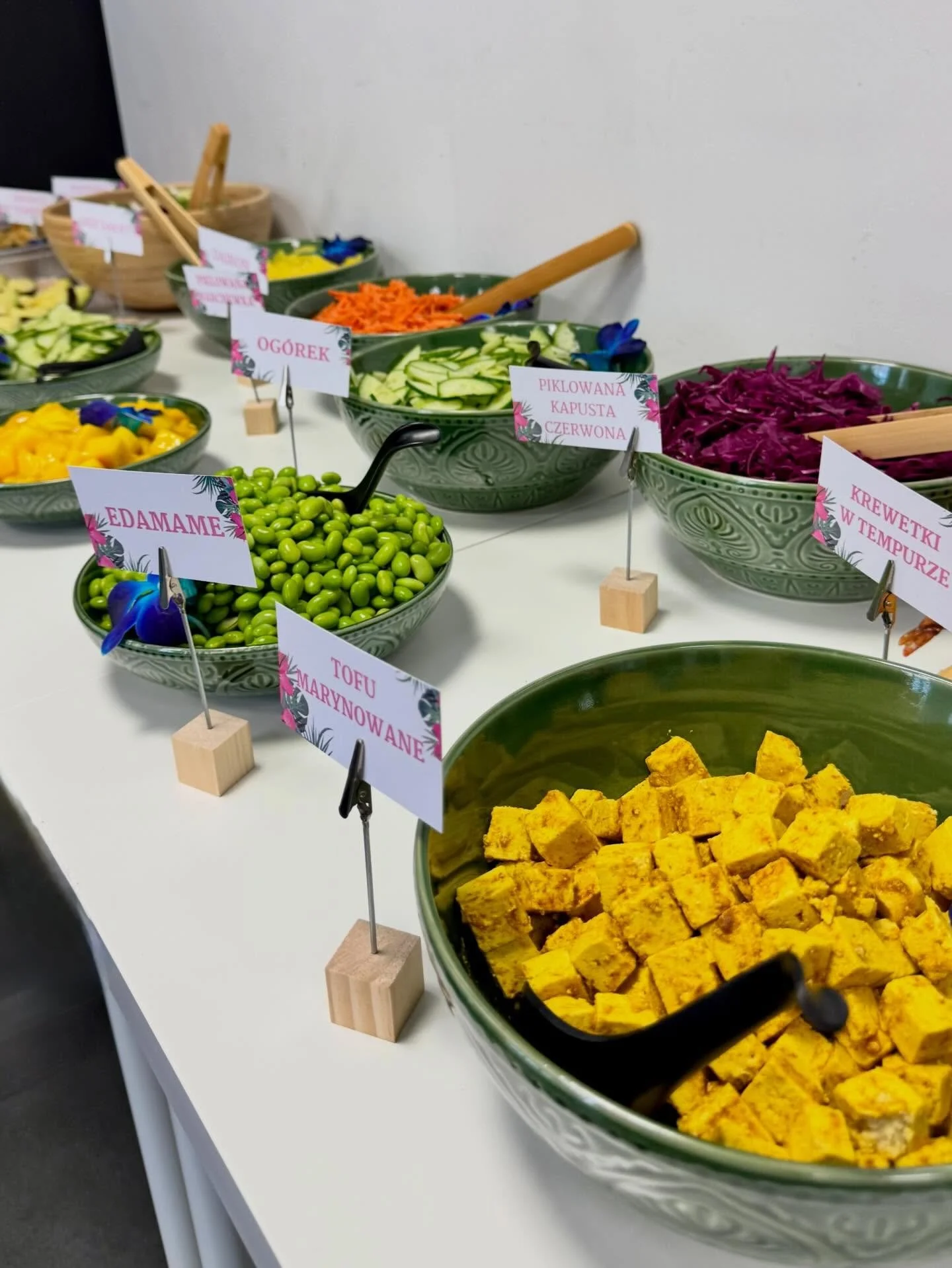 Wiecie, że możecie mieć hawajski klimat w swoim biurze? 🌺🏝️

Dzięki naszym poke bowlom, w porze lunchowej możecie przenieść się (smakami i myślami) daleko stąd😉☺️

Wozimy nasze Miski do biur, wsp&oacute;łpracujemy stale w wieloma firmami, działamy