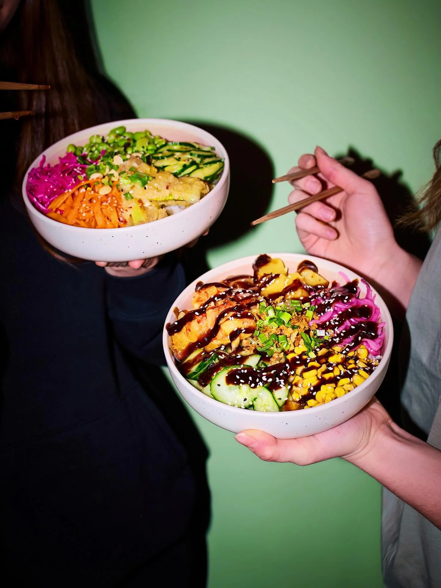 Tao Tao 
sos sweet chili / por w tempurze / piklowana marchewka / kapusta czerwona / kiełki fasoli mung / og&oacute;rek / dymka / orzechy ziemne

vs.

Hawaiian BBQ 
sos honey BBQ / ananas z chili / paryka w tempurze / kukurydza / piklowana czerwona c