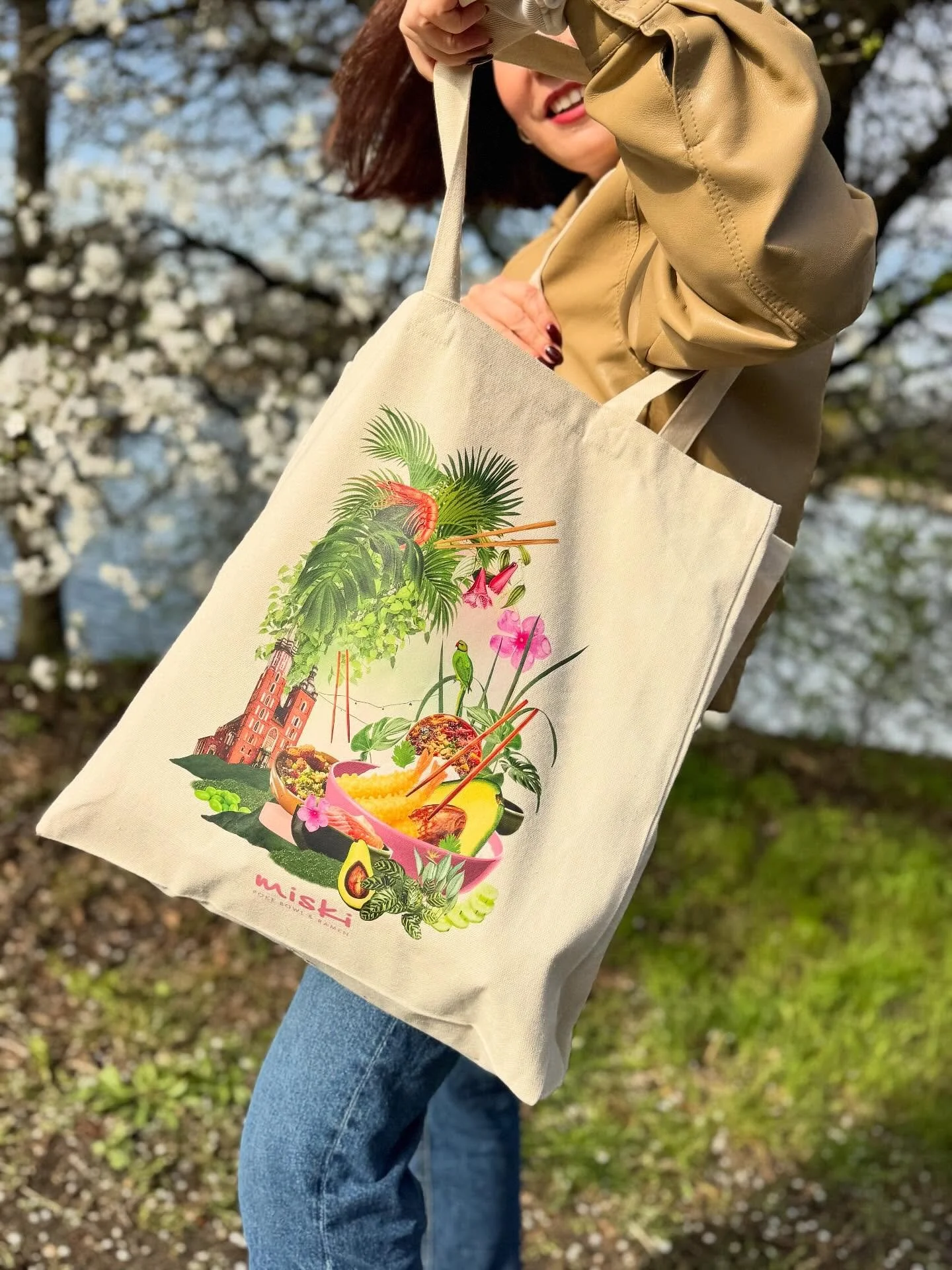 Wiosna w pełni🌸 to idealny moment żeby zacząć nosić nasz merch! ☺️ 
Informujemy, że od dziś możecie zakupić u nas super bawełnianą torbę oraz T-shirt z naszą grafiką, kt&oacute;rą stworzył dla nas @lukaszkuletapl 🧡

Kolaż nawiązuje zar&oacute;wno d