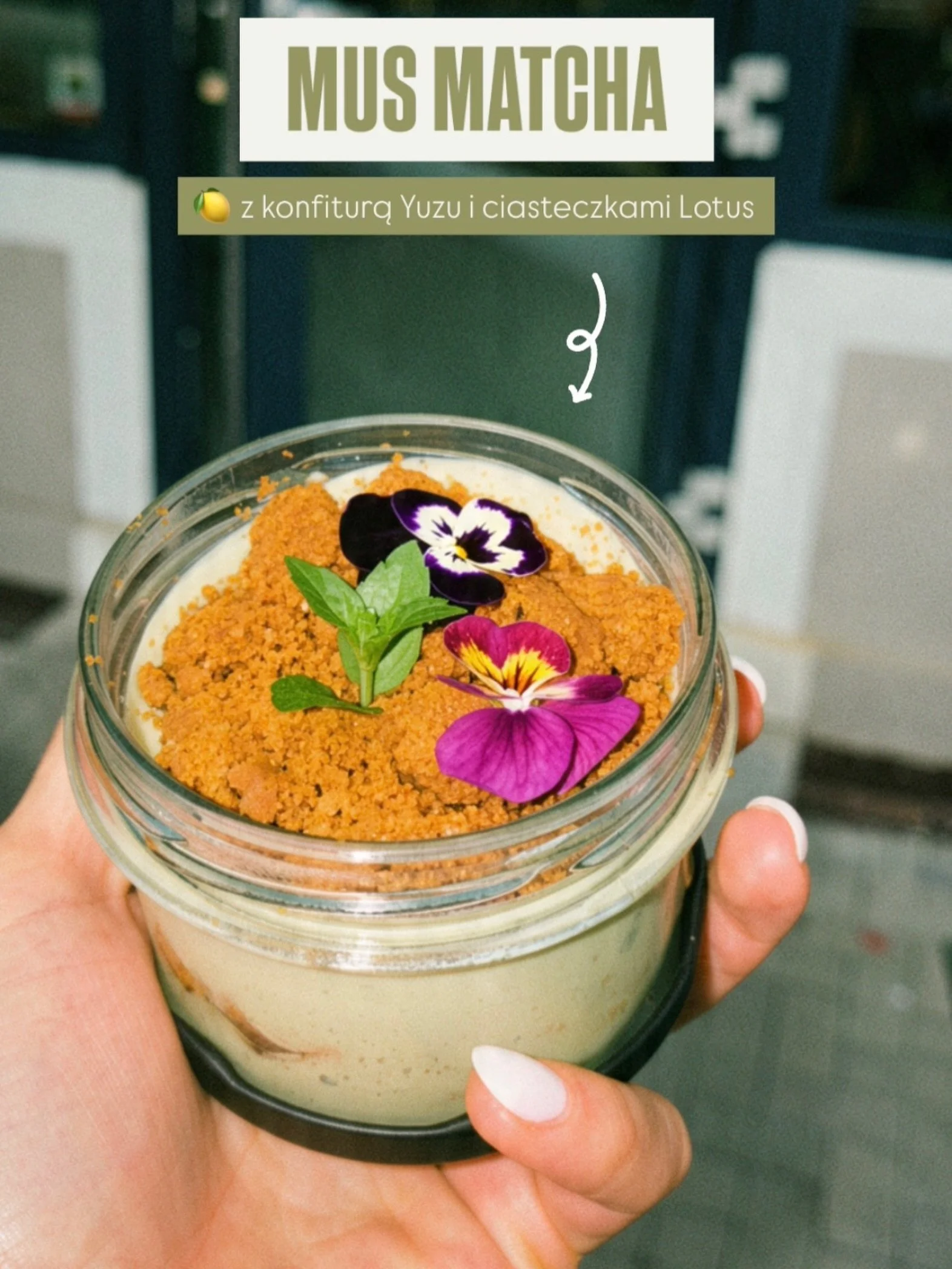 Jakby do kogoś jeszcze nie dotarły te wieści&hellip; 👀 
Informujemy o naszym nowym deserku w słoiczku! 

MUS MATCHA 🍵 z konfiturą z yuzu i ciasteczkami korzennymi Lotus dołącza do naszych pozostałych słoiczk&oacute;w (czekoladowy pudding z tapioki 