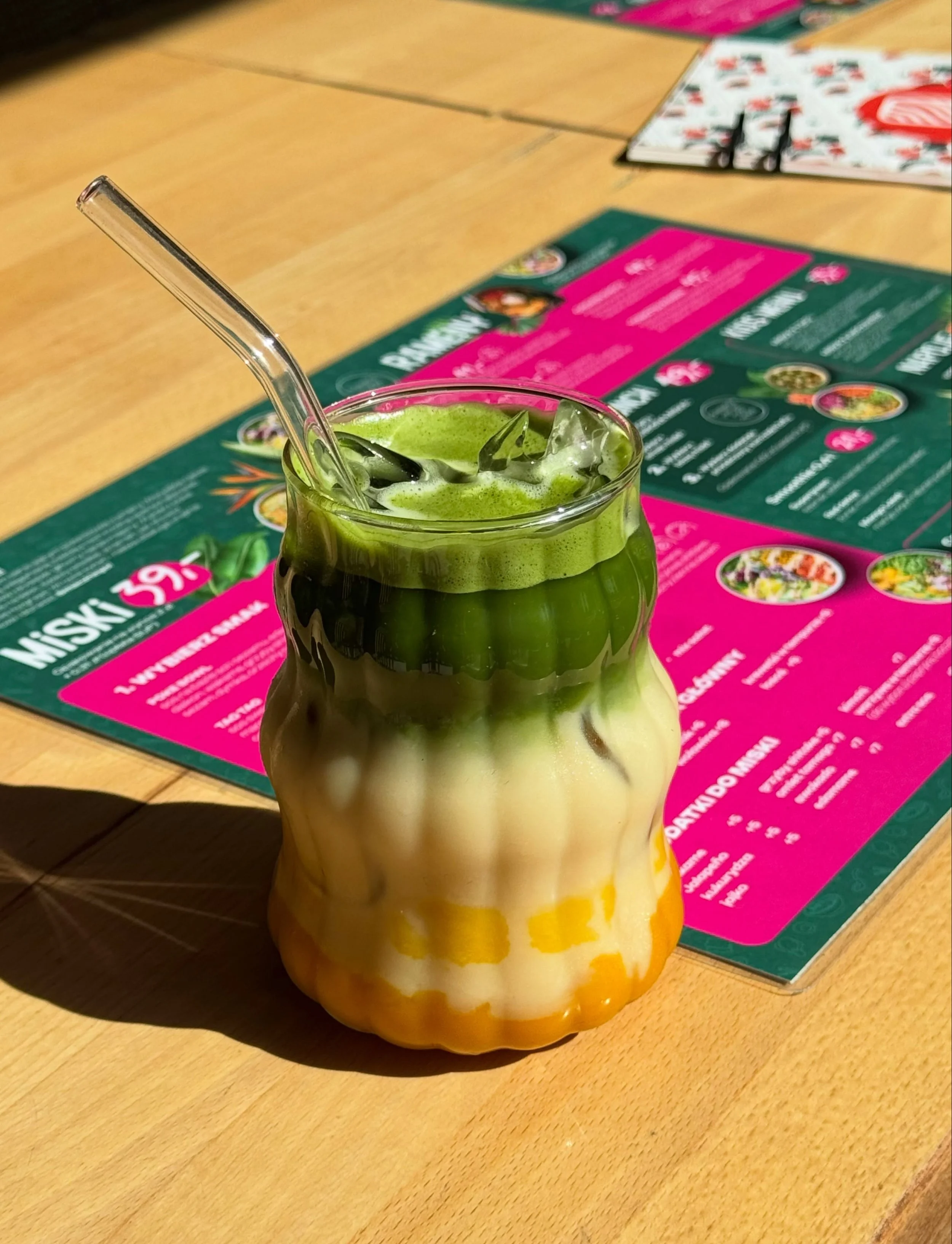 In our matcha era 🫠 
Pr&oacute;bowaliście już naszych propozycji podania wspaniałej @sipyouryume ? 💞
Według nas do poke bowli pasują idealnie! 🤩 

Na zdjęciu Iced mango matcha latte 🥭 

Dajcie znać, jak Wy to czujecie 🙌🏻
Jesteście z nami w team