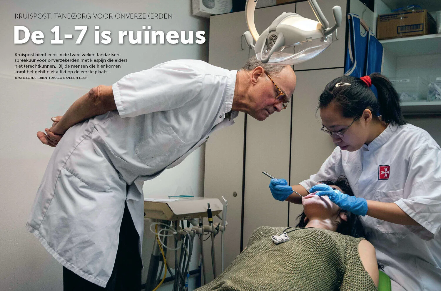 Twee artsen onderzoeken een zwangere vrouw in een kliniek. De artsen dragen witte doktersjassen en blauwe handschoenen, en de vrouw ligt op een onderzoekstafel.