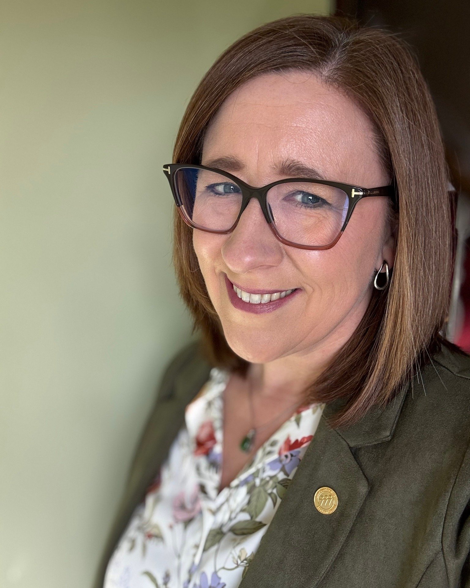 You have 47 tabs open in your brain.

Three half-finished offers.

A voice note you sent yourself at 11pm that made total sense at the time.
And somehow, the most overwhelming question is still: where do I even start?

That's exactly where I come in.