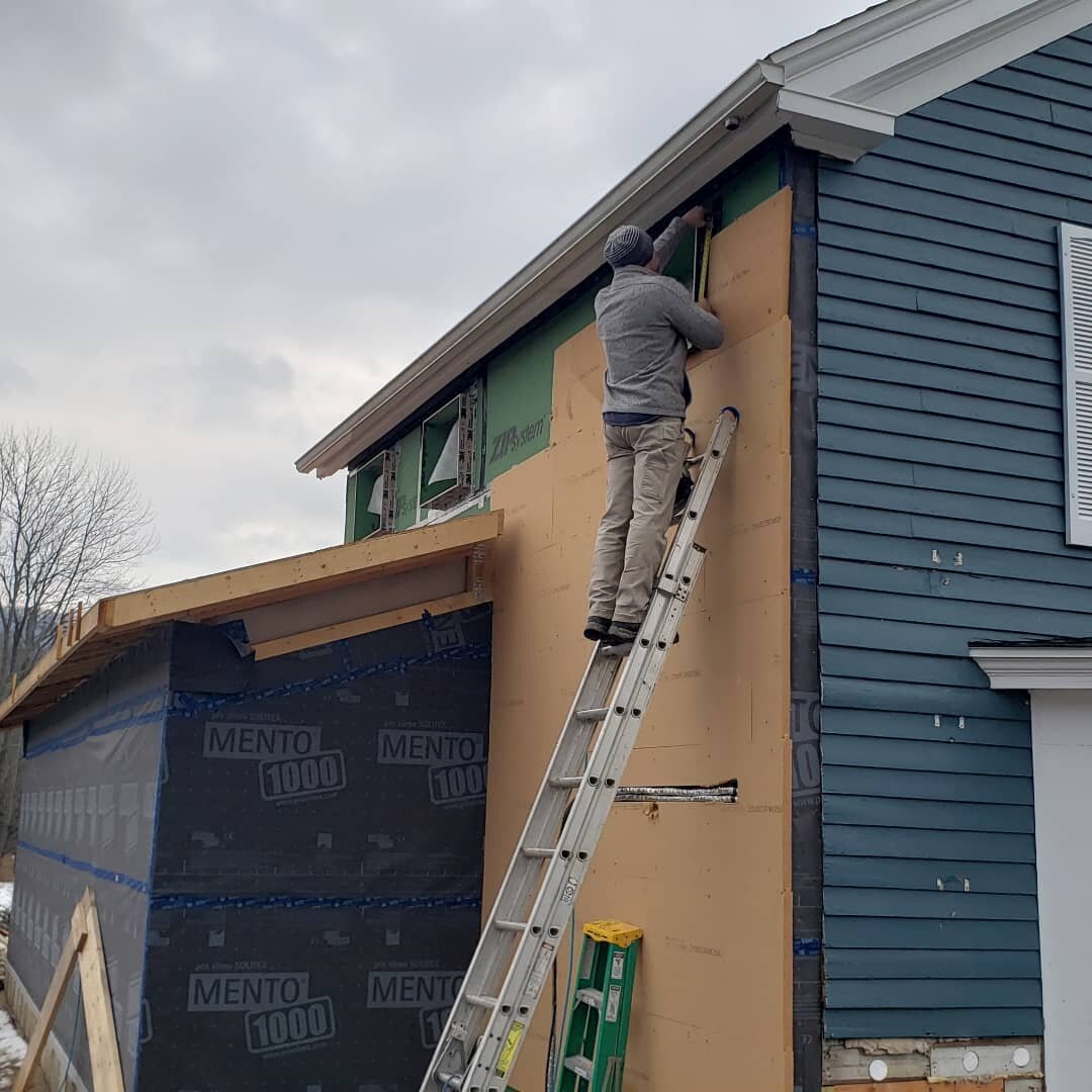 New meets old. Gutex going up on the 200 year old timber frame section. It's nice not worrying about blowing tiny pieces of foam everywhere!

#gutex #woodfiber #hempcrete #hemplime #netzero #netzeroenergy #netzerocarbon #netzerohome #naturalbuilding