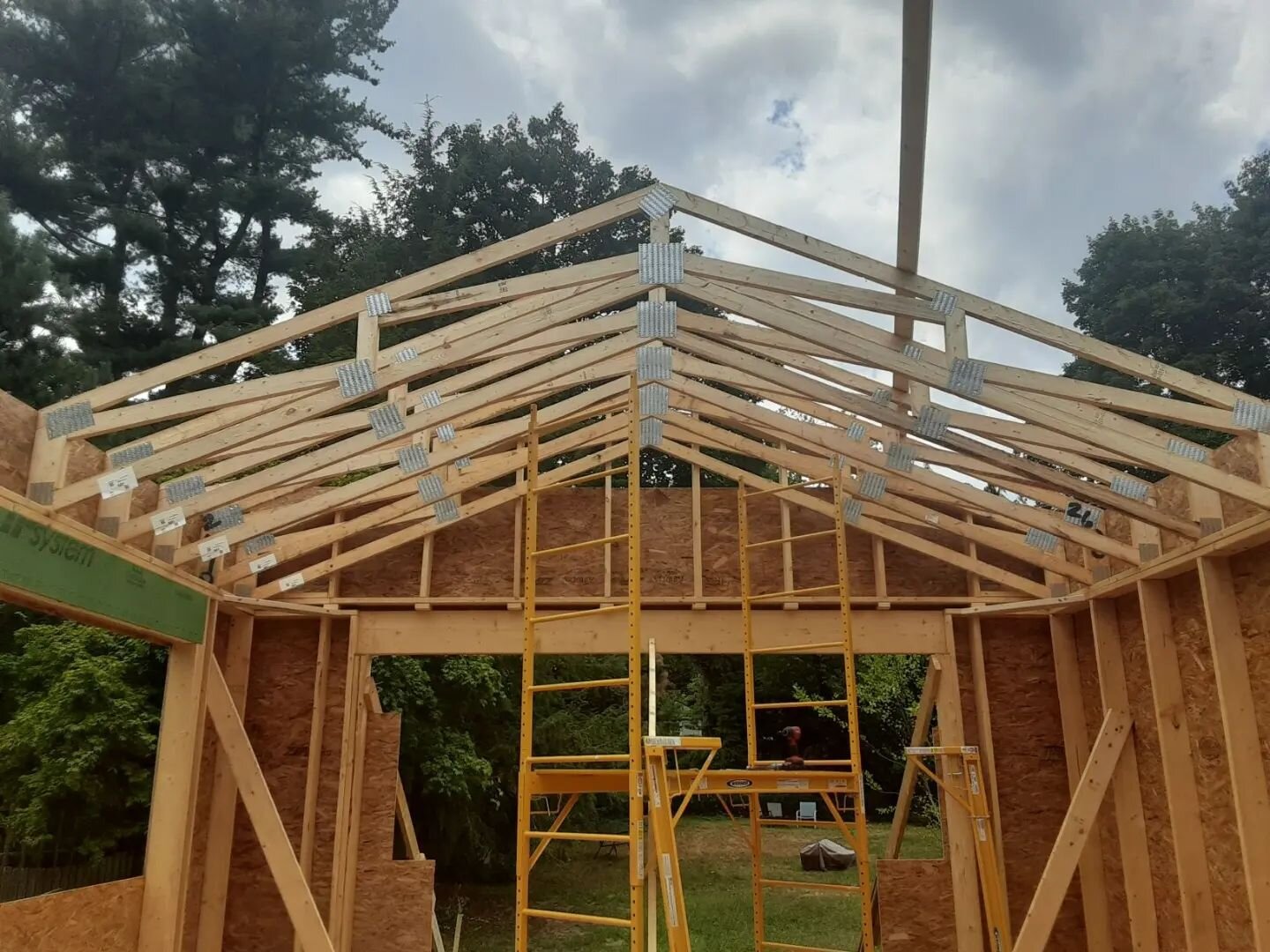 Roof trusses going up this week at our Northampton sunroom addition. Usually we have a boom truck help us with the lift, but these little guys only weigh about 80# apiece, so we're saving the money and getting the extra exercise 💪

#prettygoodhouse 