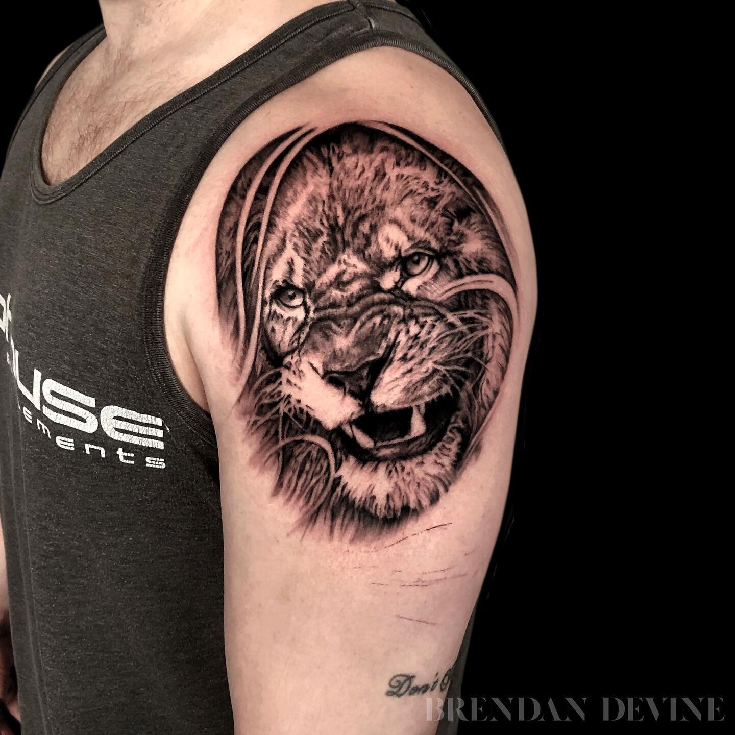 🦁 for my new pal Hunter. Adding onto this in a few weeks. Thanks Hunter!
.
.
.
#liontattoos #liontattoo #lionportrait #blackandgreytattoo #realismtattoo #eikondevice #neotatmachines #neotat #silverbackink #bishopwand #bishoprotary #sullenclothing #s