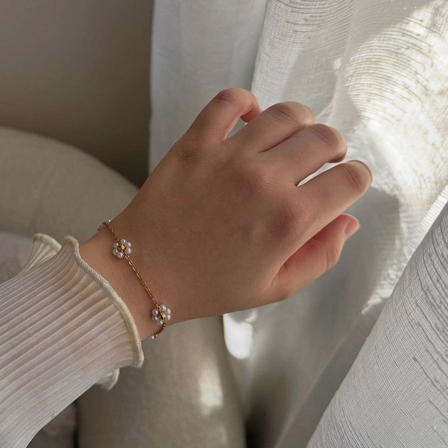 Daisy Bracelet — launching 12/12 | Daisies on a delicate chain, for the dainty lovers. Made to perfectly match with our Daisy Huggies. ๐ผ
#kathelabel #bracelet #daintyjewellery #jewellery #daisycharm #jewellerycollection #smallbusiness