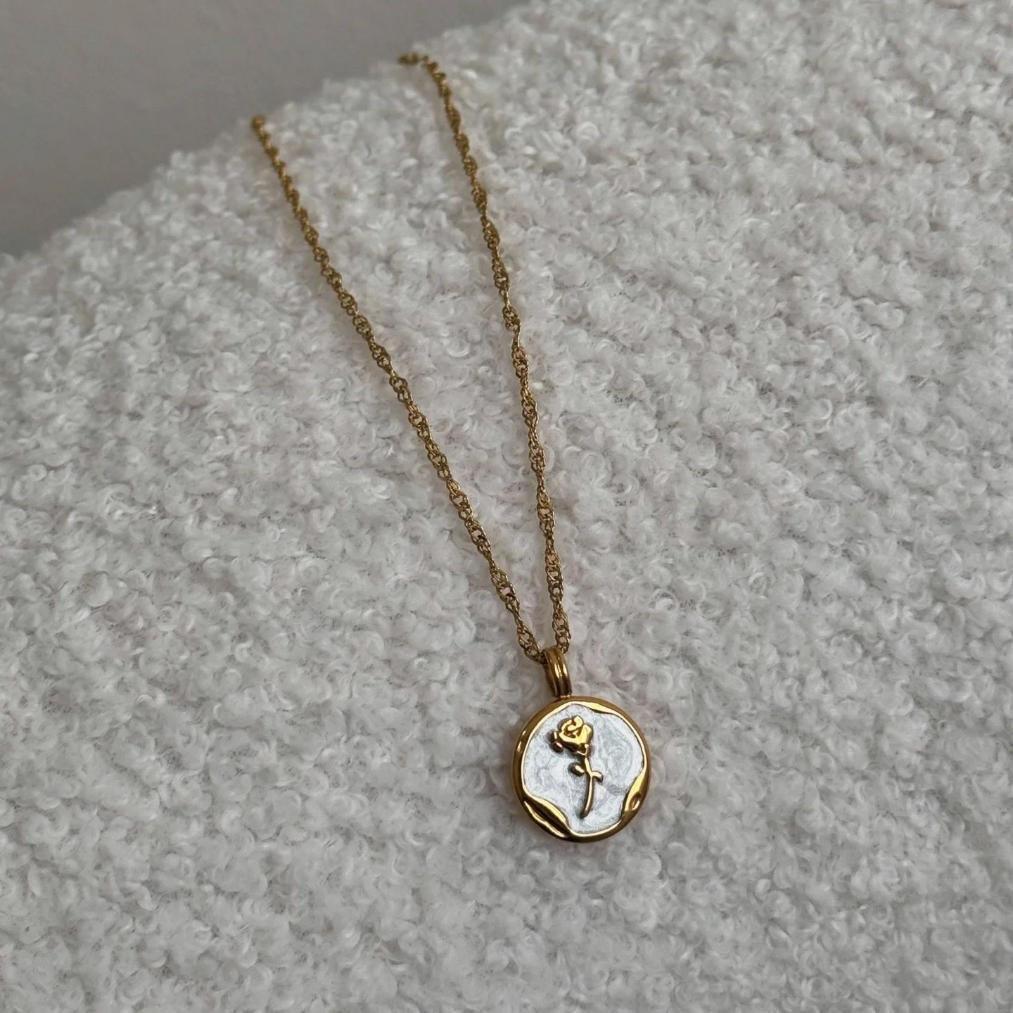 Rose Necklace — launching 12/12 | A timeless yet unique rose pendant featured on a twisted chain, to complete your summer look ๐น
#kathelabel #jewellery #necklace #rosenecklace #rosejewellery #jewellerybrand #smallbusiness