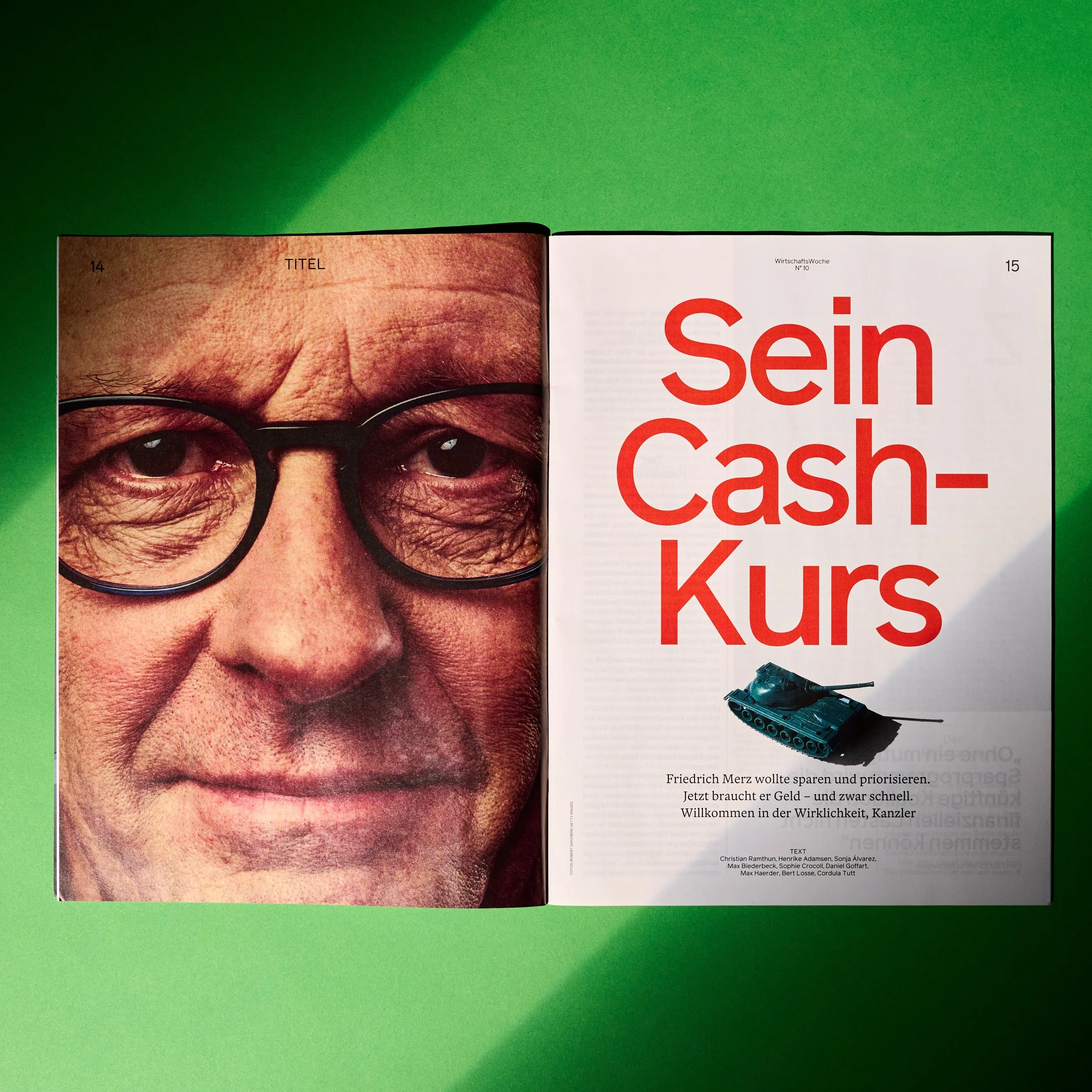 Offen geblättertes Magazin mit einem Porträt eines älteren Mannes mit Brille auf der linken Seite und dem Titel 'Sein Cash-Kurs' mit einem kleinen Modellpanzer auf der rechten Seite, auf grünem Hintergrund.