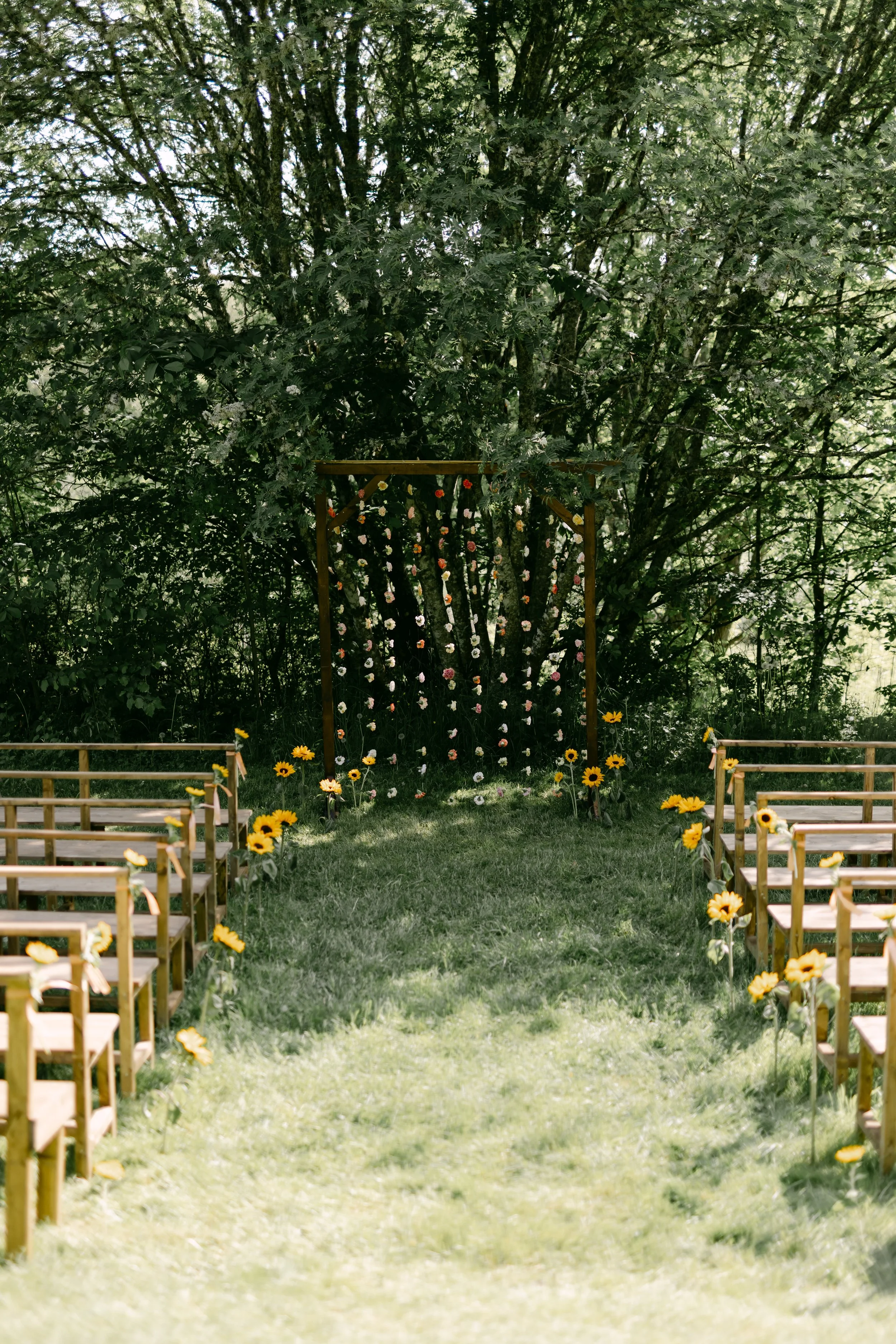 Vigselplats med blommor från florist Elin jpg.jpg