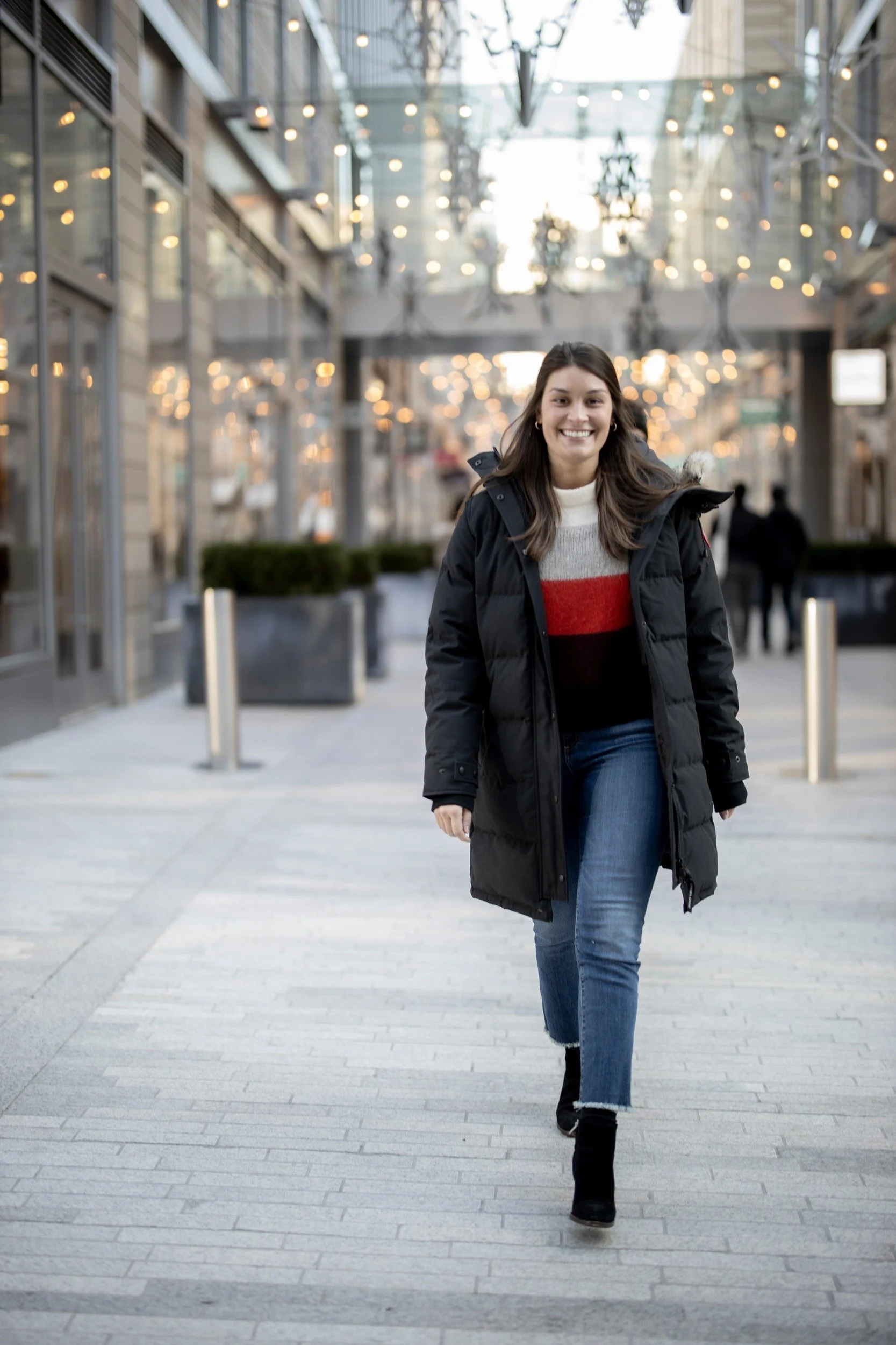 03-chrissy-walking-through-citycenter.jpg